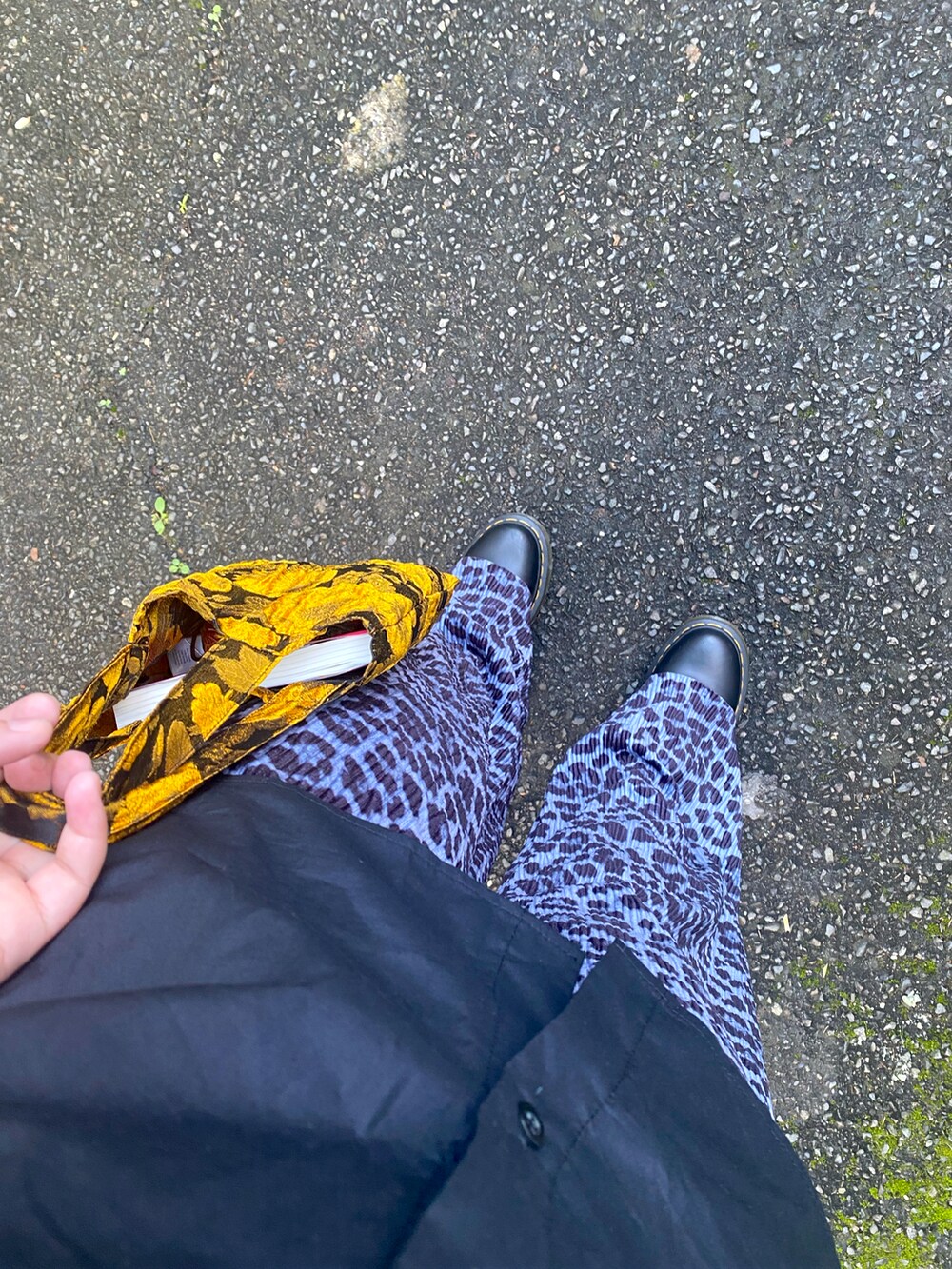 「ootd、kuro、街頭穿搭、ブラック、鹽系風格、livehouse」｜「Dr. Martensの【Dr.Martens／ドクターマーチン】POLLEY SMOOTH　Tバーシューズ　14852001（ブーツ、ブラック系）」を使った、midoriさん（レディース・155cm）の冬コーディネートの2枚目の写真