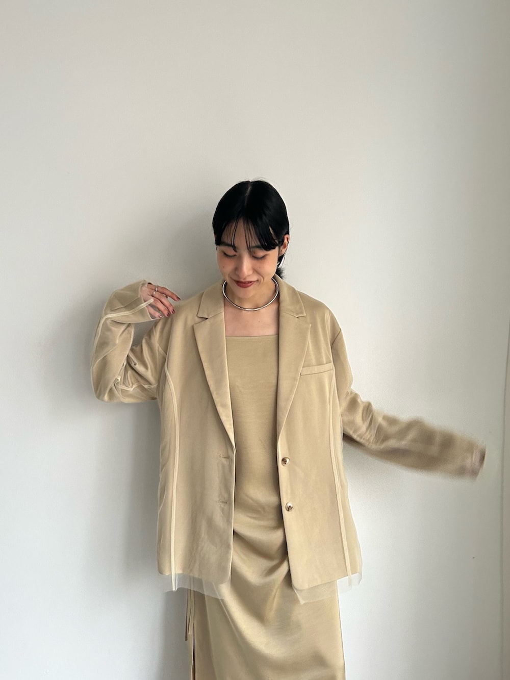 ベージュ系のその他アウター、ベージュ系のワンピース、ベージュ系のその他パンツを着用したレディースの秋コーディネートの5枚目の写真