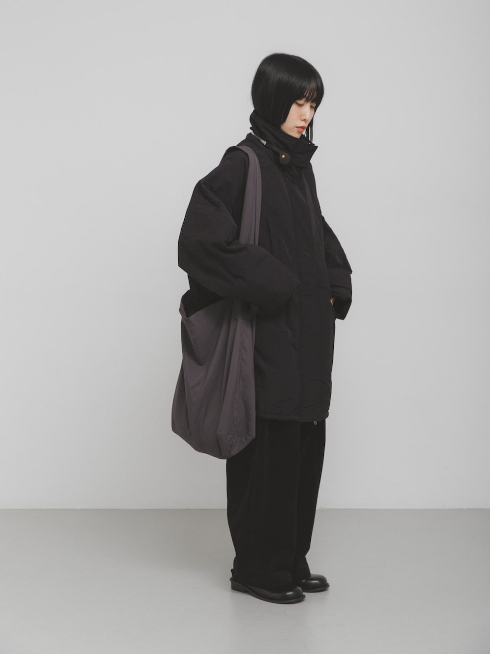 ブラック系のダウンジャケット/コート、ブラック系のその他パンツを着用したレディースの秋コーディネートの2枚目の写真