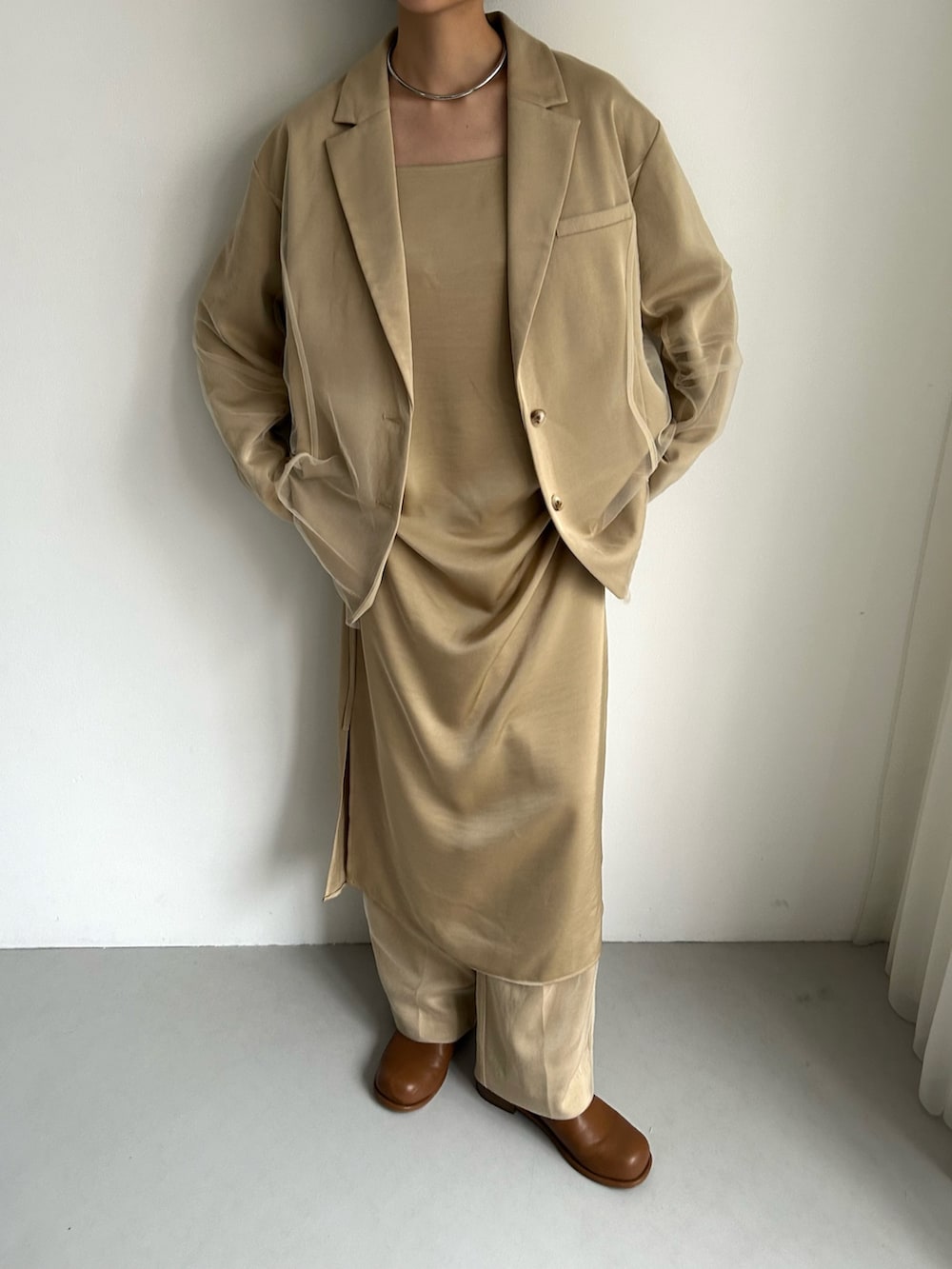 ベージュ系のその他アウター、ベージュ系のワンピース、ベージュ系のその他パンツを着用したレディースの秋コーディネートの4枚目の写真