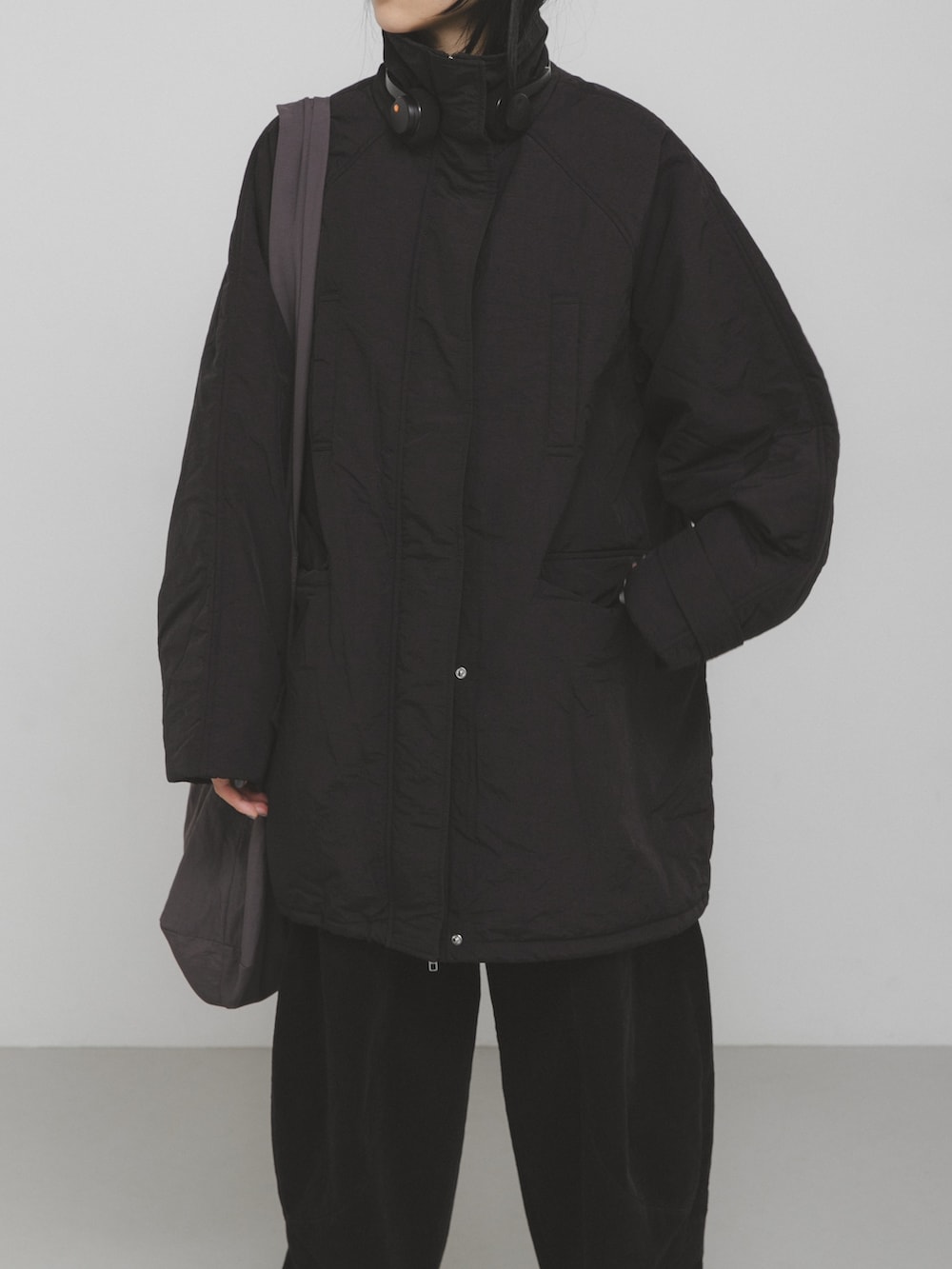 ブラック系のダウンジャケット/コート、ブラック系のその他パンツを着用したレディースの秋コーディネートの4枚目の写真