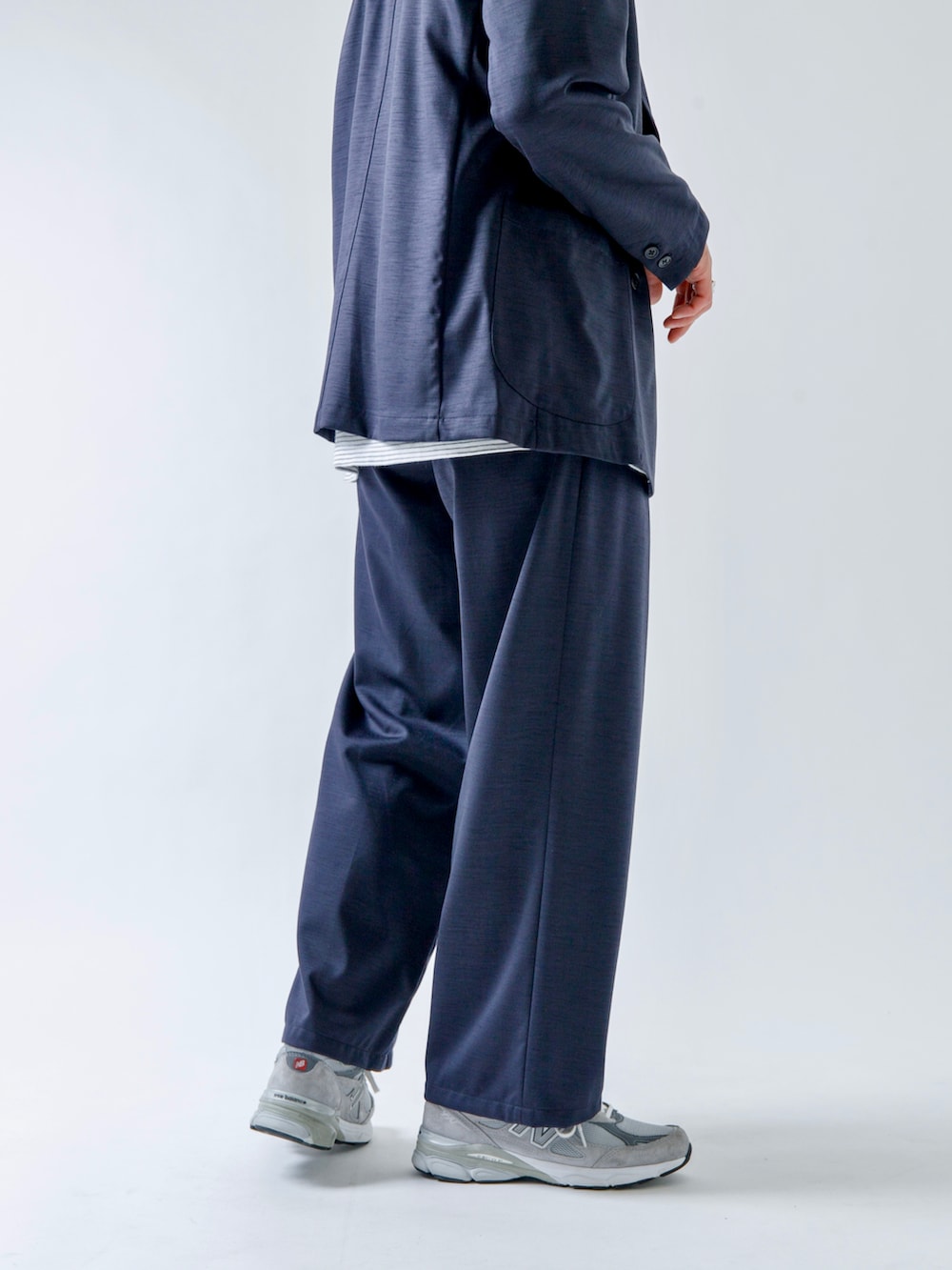 ブルー系のその他アウター、ホワイト系のTシャツ/カットソー、ブルー系のその他パンツを着用したメンズの秋コーディネートの3枚目の写真