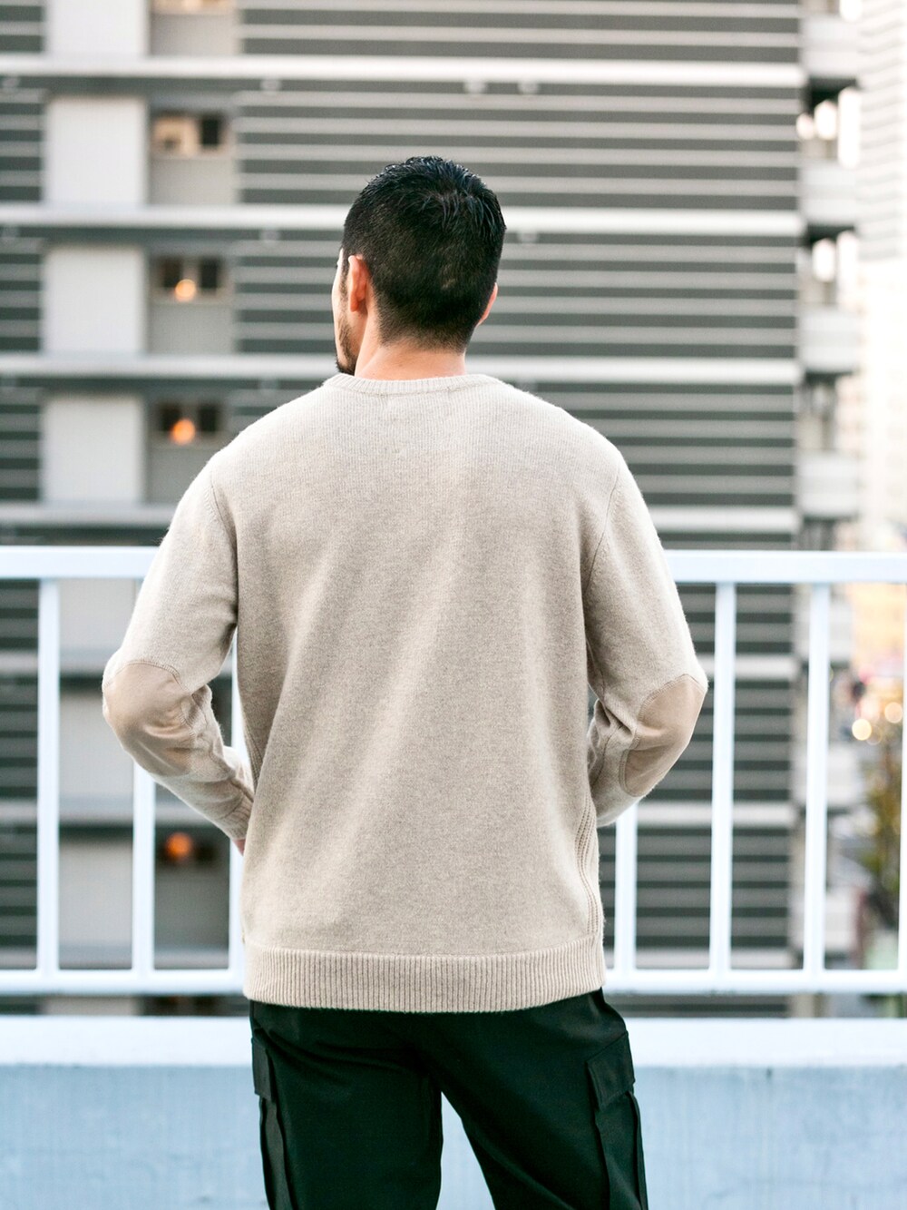 ベージュ系のニット/セーター、グレー系のカーゴパンツ、ホワイト系のスニーカーを着用したメンズの冬コーディネートの4枚目の写真