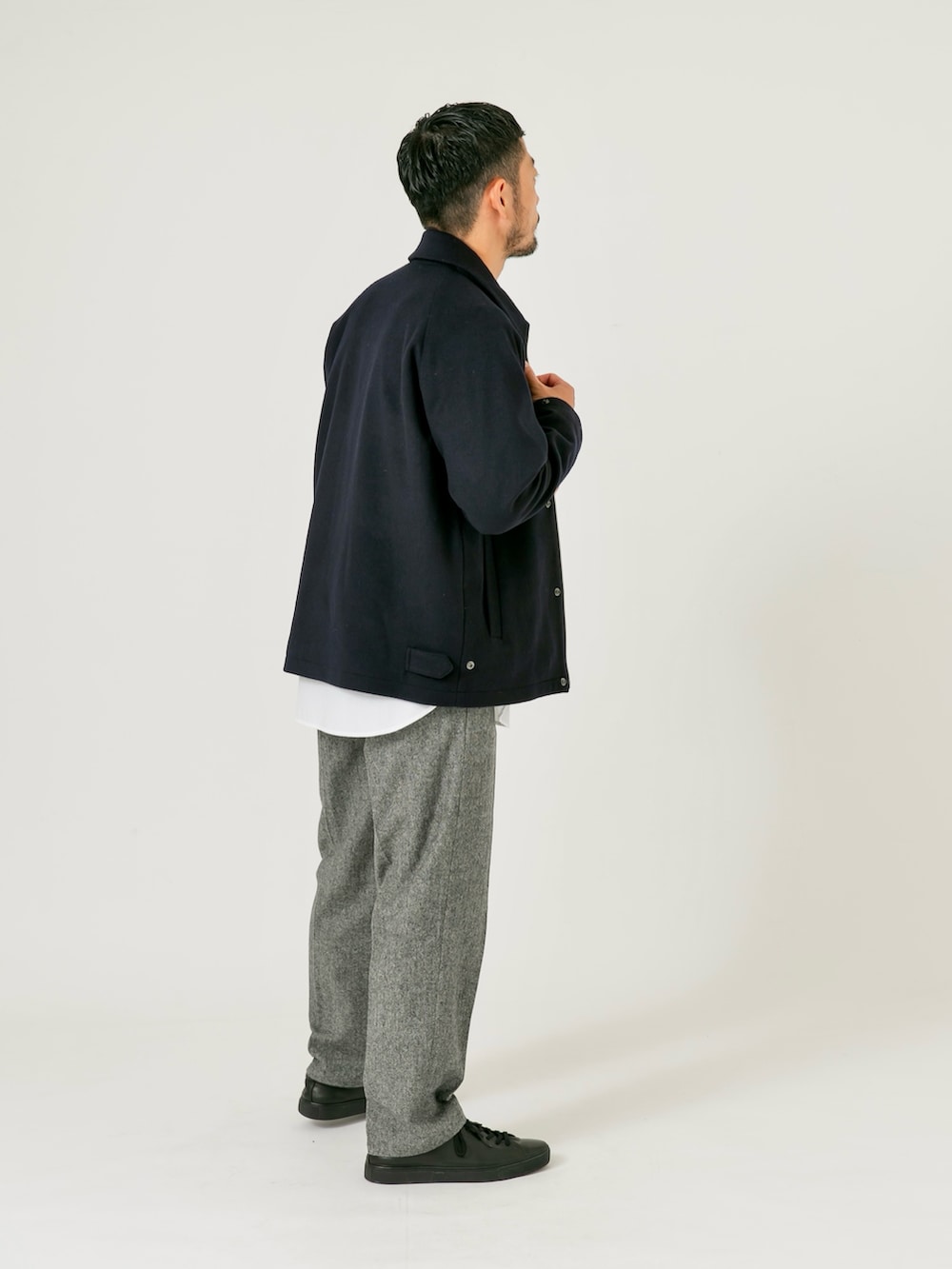 ブルー系のブルゾン、グレー系のその他パンツ、ホワイト系のシャツ/ブラウスを着用したメンズの秋コーディネートの2枚目の写真