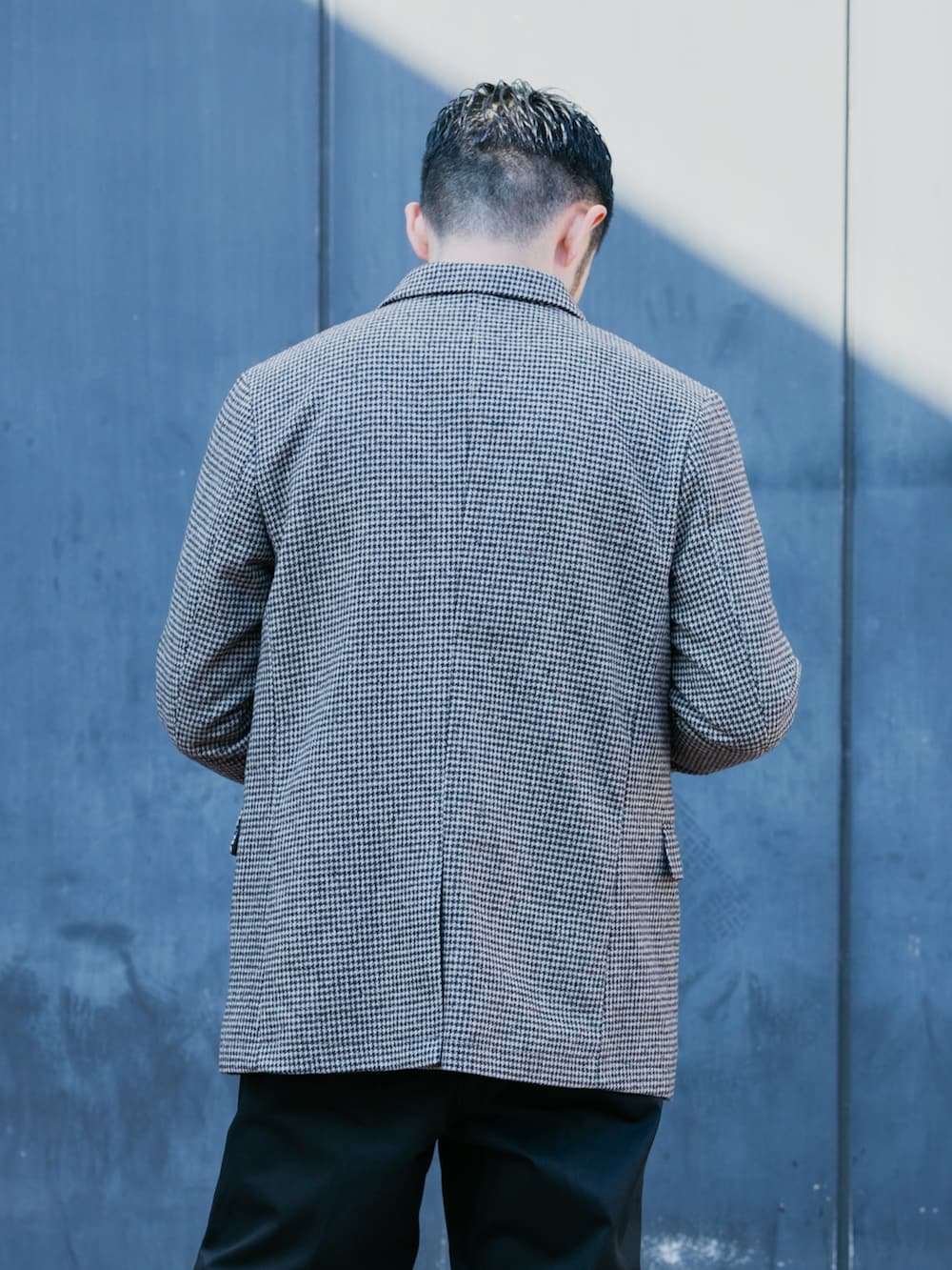 ブラック系のニット/セーター、ブラック系のその他パンツ、その他のテーラードジャケットを着用したメンズの秋コーディネートの4枚目の写真