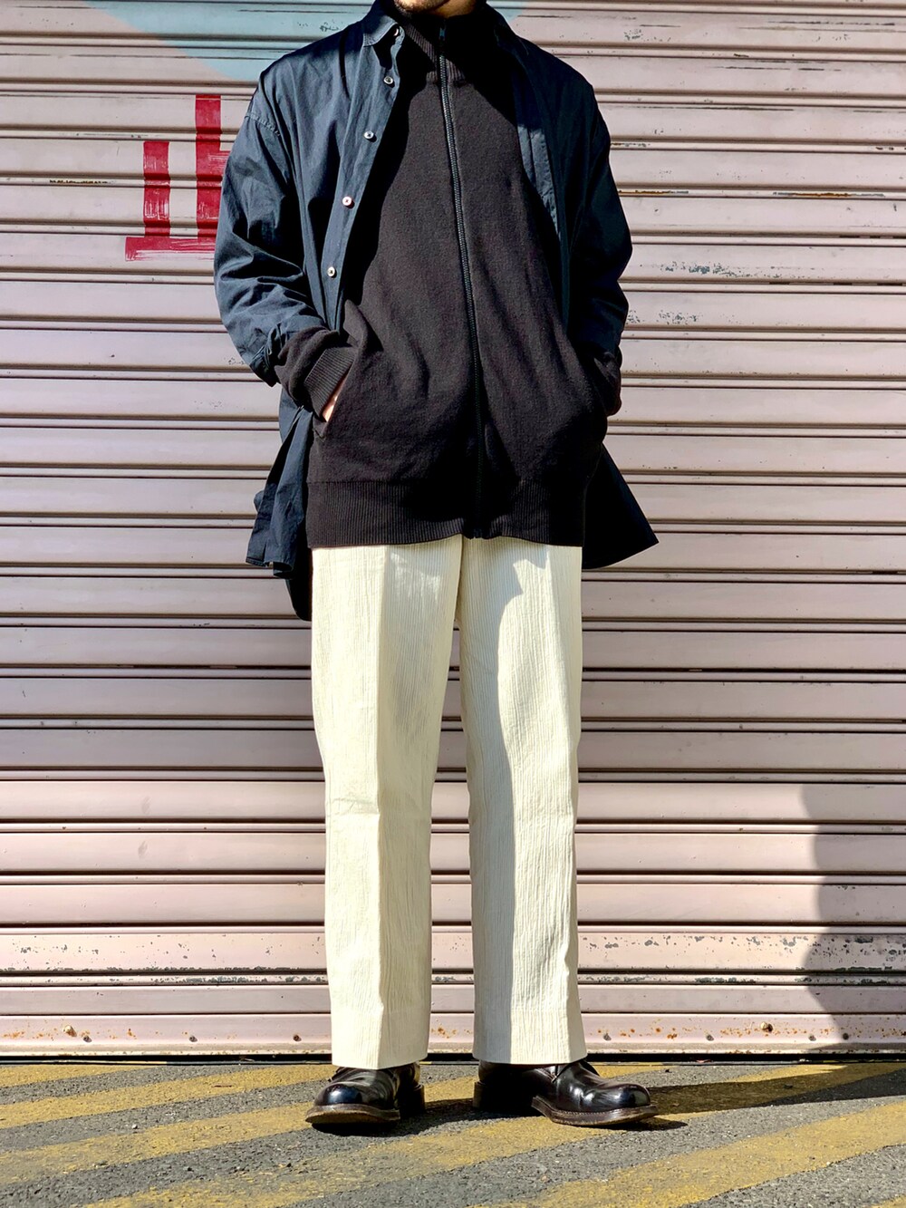 「キャップ、シャツスタイル、レイヤードスタイル、ドライバーズニット、スラックス、白パンツ、革靴、ブーツ、白黒、ビッグシルエット、休日スタイル、ゆるコーデ、古着MIX、HERMES、大人カジュアル」｜「FreshServiceのCorporate Cap（キャップ、ブルー系）」を使った、maatttssuさん（メンズ・173cm）の冬コーディネートの3枚目の写真