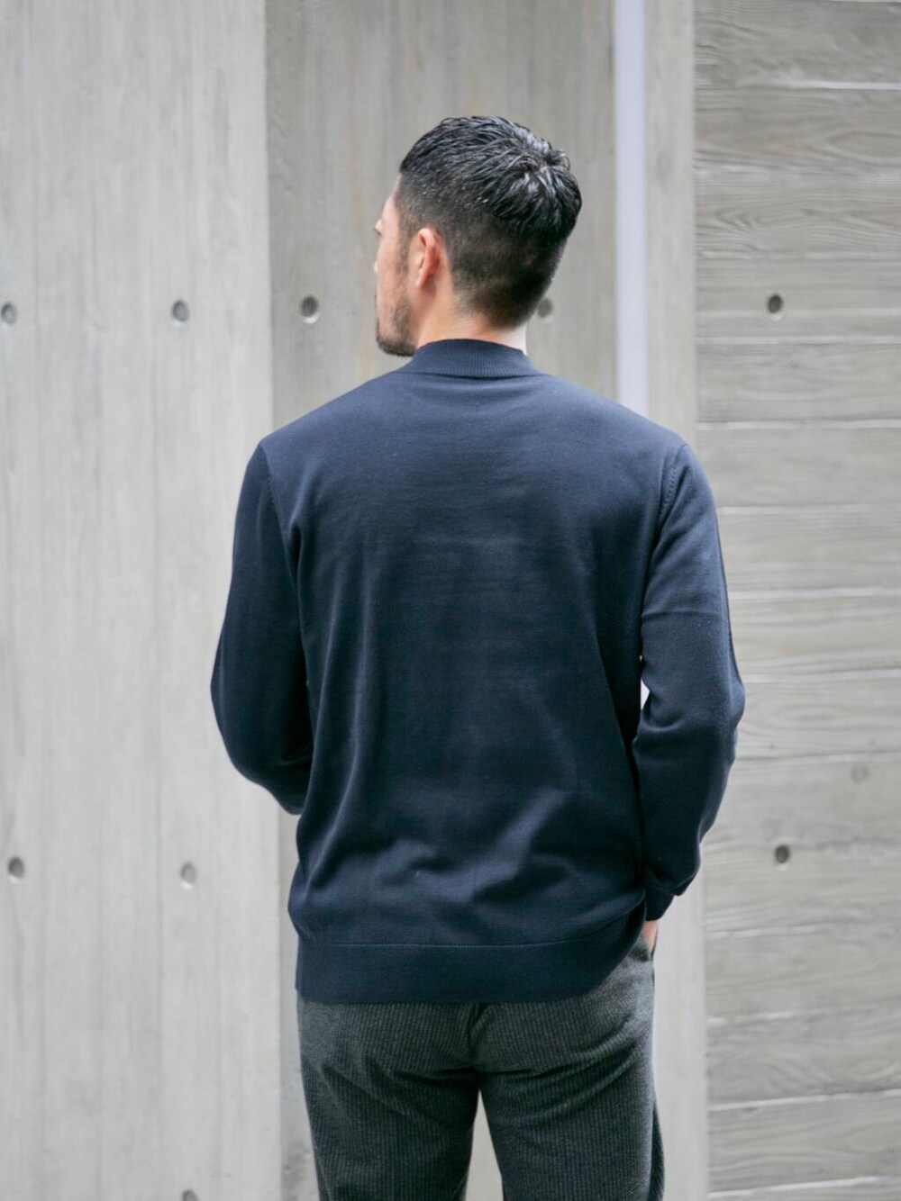 ブルー系のニット/セーター、ブラック系のその他パンツを着用したメンズの冬コーディネートの4枚目の写真