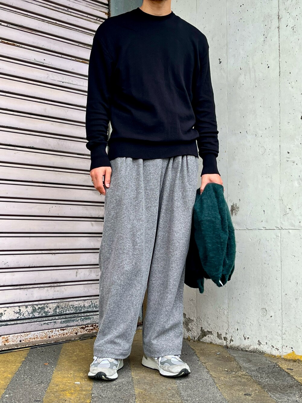ブラック系のニット/セーター、グリーン系のカーディガン/ボレロ、グレー系のパンツを着用したメンズの秋コーディネートの5枚目の写真