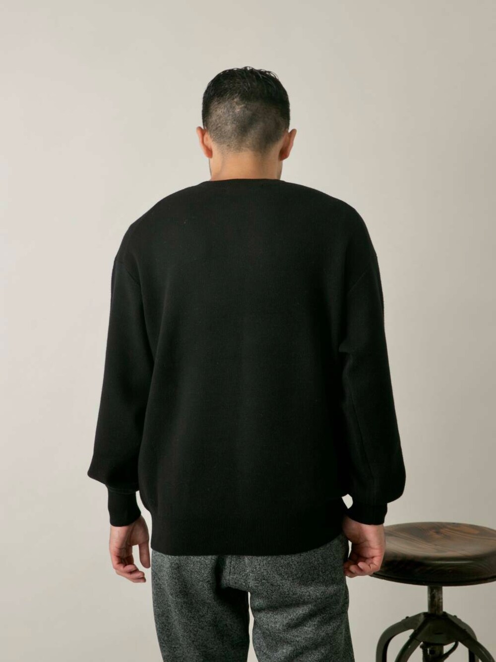 グレー系のその他パンツ、ブラック系のニット/セーターを着用したメンズの秋コーディネートの4枚目の写真