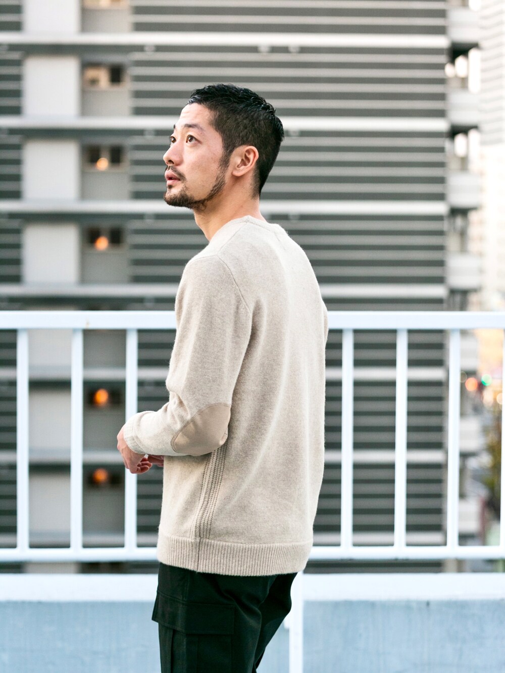 ベージュ系のニット/セーター、グレー系のカーゴパンツ、ホワイト系のスニーカーを着用したメンズの冬コーディネートの3枚目の写真