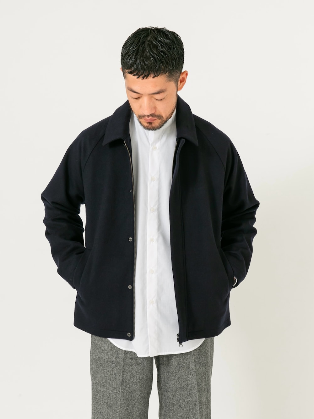 ブルー系のブルゾン、グレー系のその他パンツ、ホワイト系のシャツ/ブラウスを着用したメンズの秋コーディネートの4枚目の写真