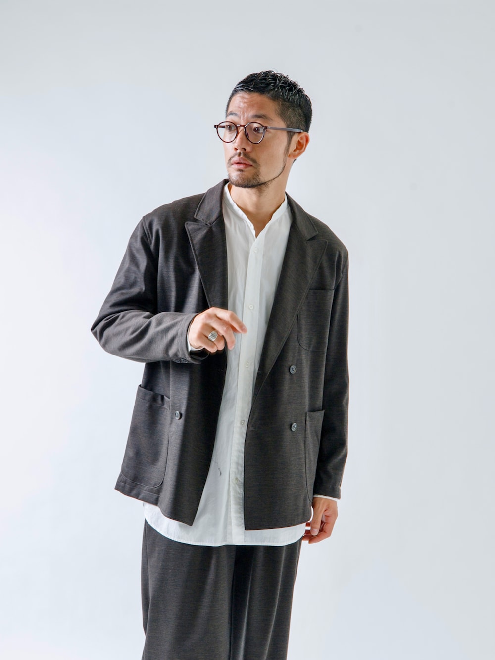 「オトナカジュアル、大人カジュアル、セットアップ、ジャケットスタイル、きれいめカジュアル、ローファー、メガネ男子、スラックス、ビッグシルエット、秋コーデ、バンドカラーシャツ、ブラウン、カジュアルコーデ、デート、ダブルジャケット」|「URBAN RESEARCHのURBAN RESEARCH LOUPE アーバンルーぺ(メガネ、ブラウン系)」を使った、maatttssuさん(メンズ・173cm)の秋コーディネートの2枚目の写真