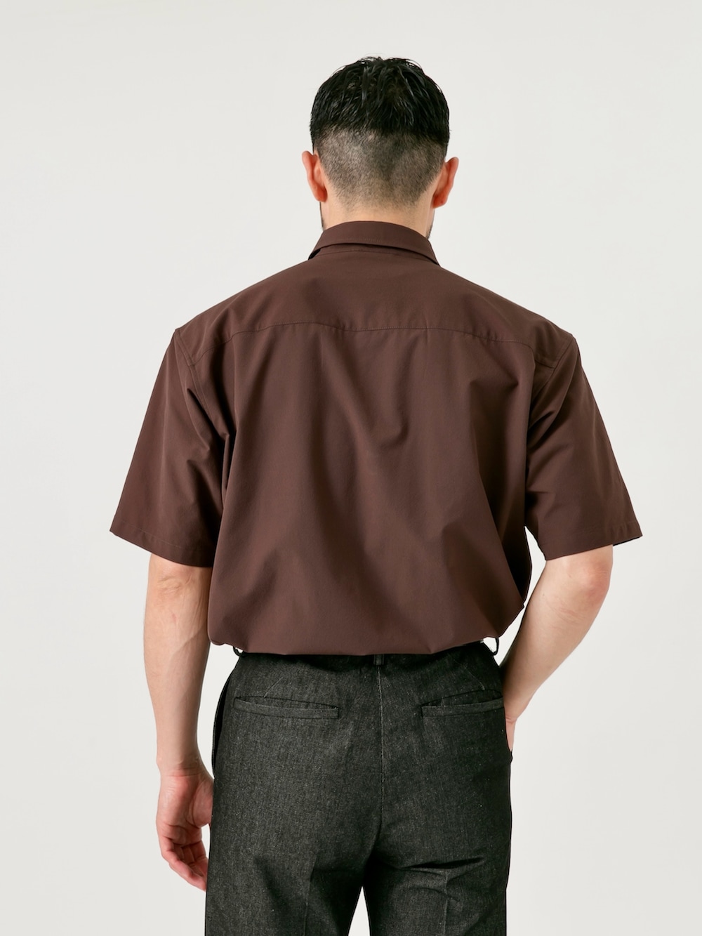「秋服準備はじめました、シャツスタイル、きれいめカジュアル、スラックス、シンプルコーデ、秋コーデ、最旬ブラウンコーデ、オトナカジュアル、お出かけコーデ、大人カジュアル、デニム、アラフォー、アラフォーコーデ、ブラウン、st2508」｜「URBAN RESEARCH ROSSO MENの『XLサイズあり』マイクロサッカーレギュラーカラー半袖シャツ（シャツ/ブラウス、ブラウン系）」を使った、maatttssuさん（メンズ・173cm）の秋コーディネートの4枚目の写真