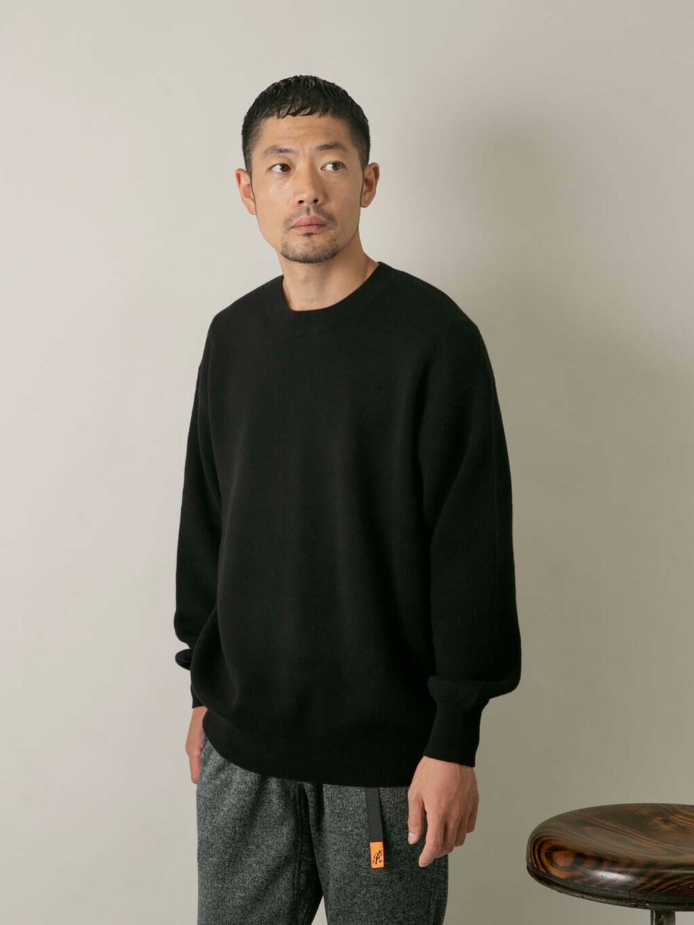 グレー系のその他パンツ、ブラック系のニット/セーターを着用したメンズの秋コーディネートの3枚目の写真