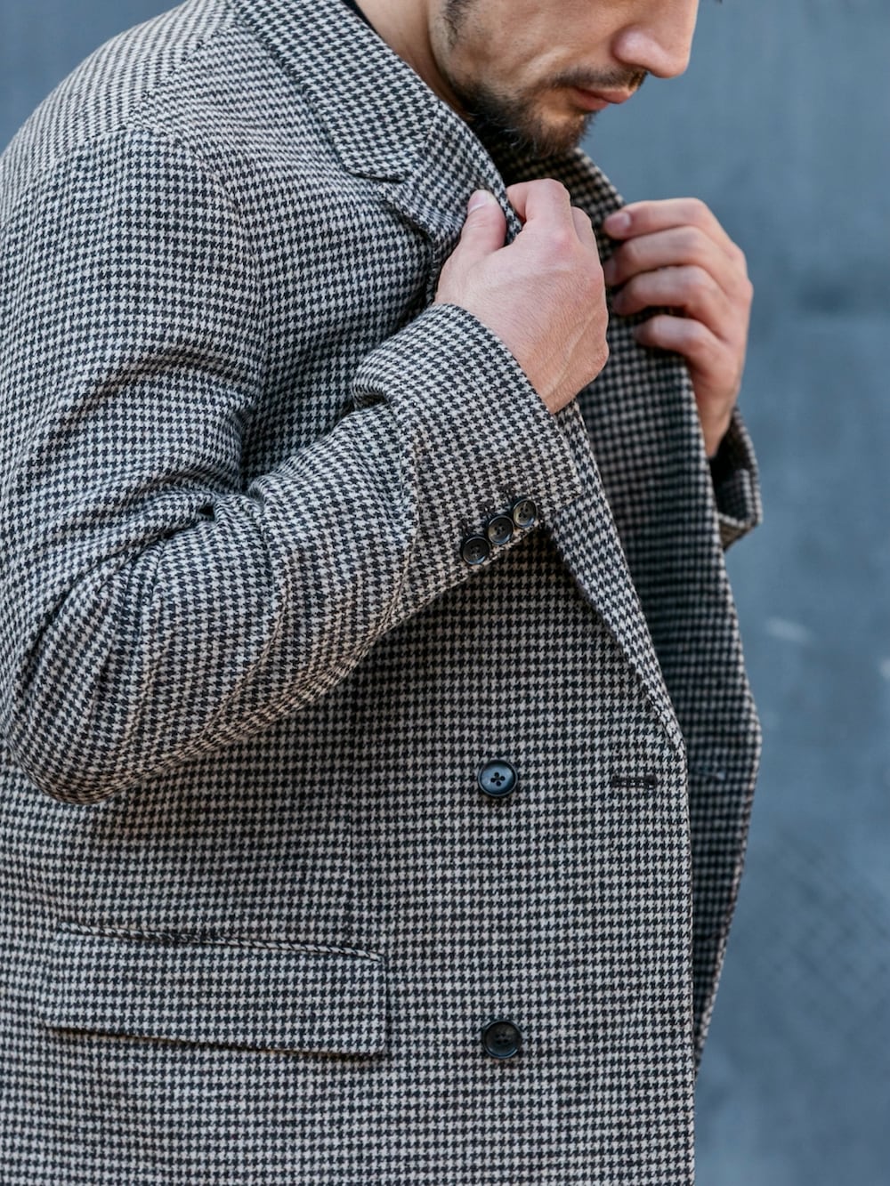 ブラック系のニット/セーター、ブラック系のその他パンツ、その他のテーラードジャケットを着用したメンズの秋コーディネートの5枚目の写真