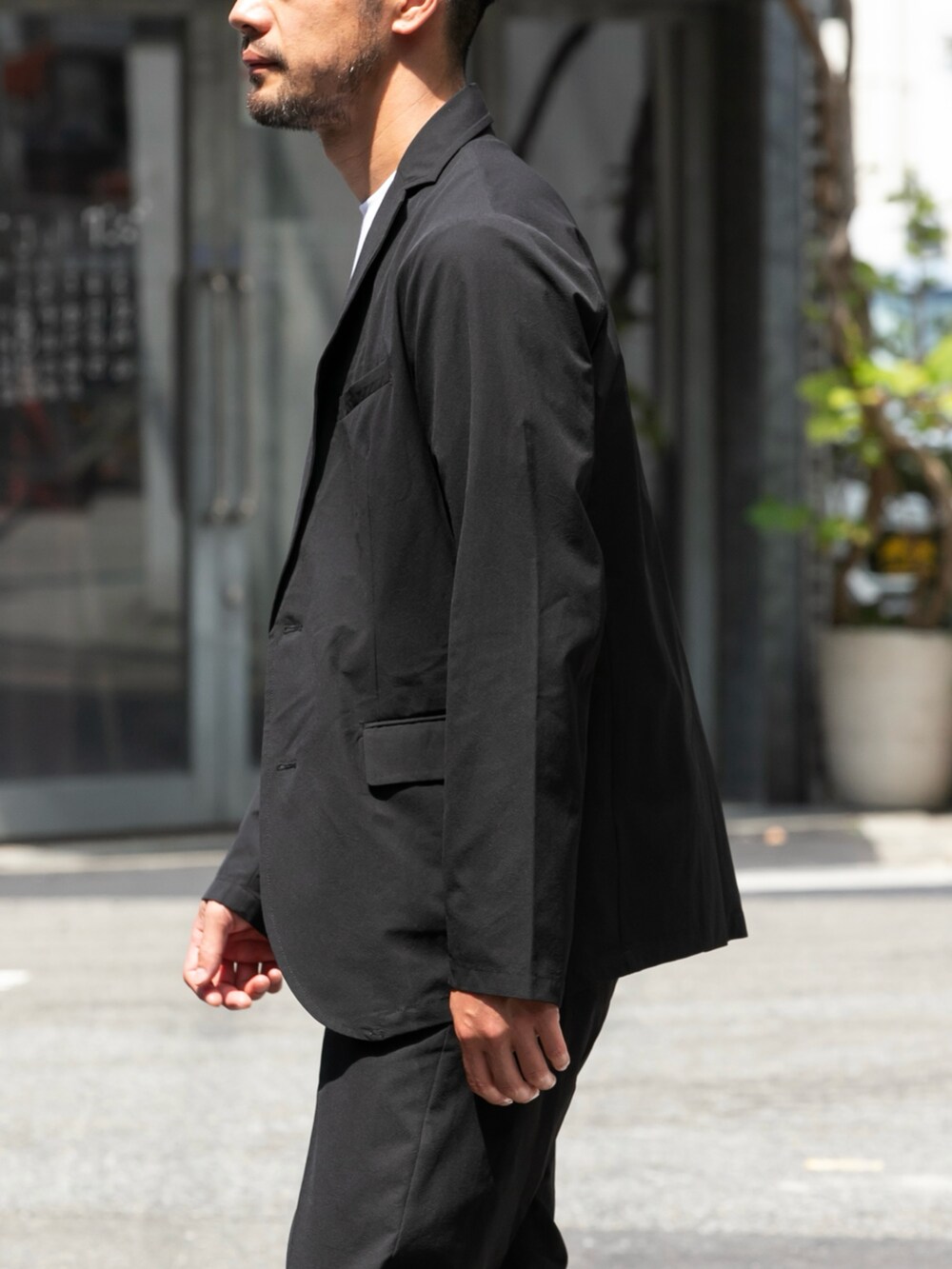 ブラック系のセットアップ、ホワイト系のTシャツ/カットソーを着用したメンズの秋コーディネートの4枚目の写真