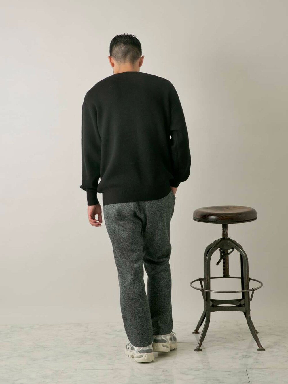 グレー系のその他パンツ、ブラック系のニット/セーターを着用したメンズの秋コーディネートの2枚目の写真
