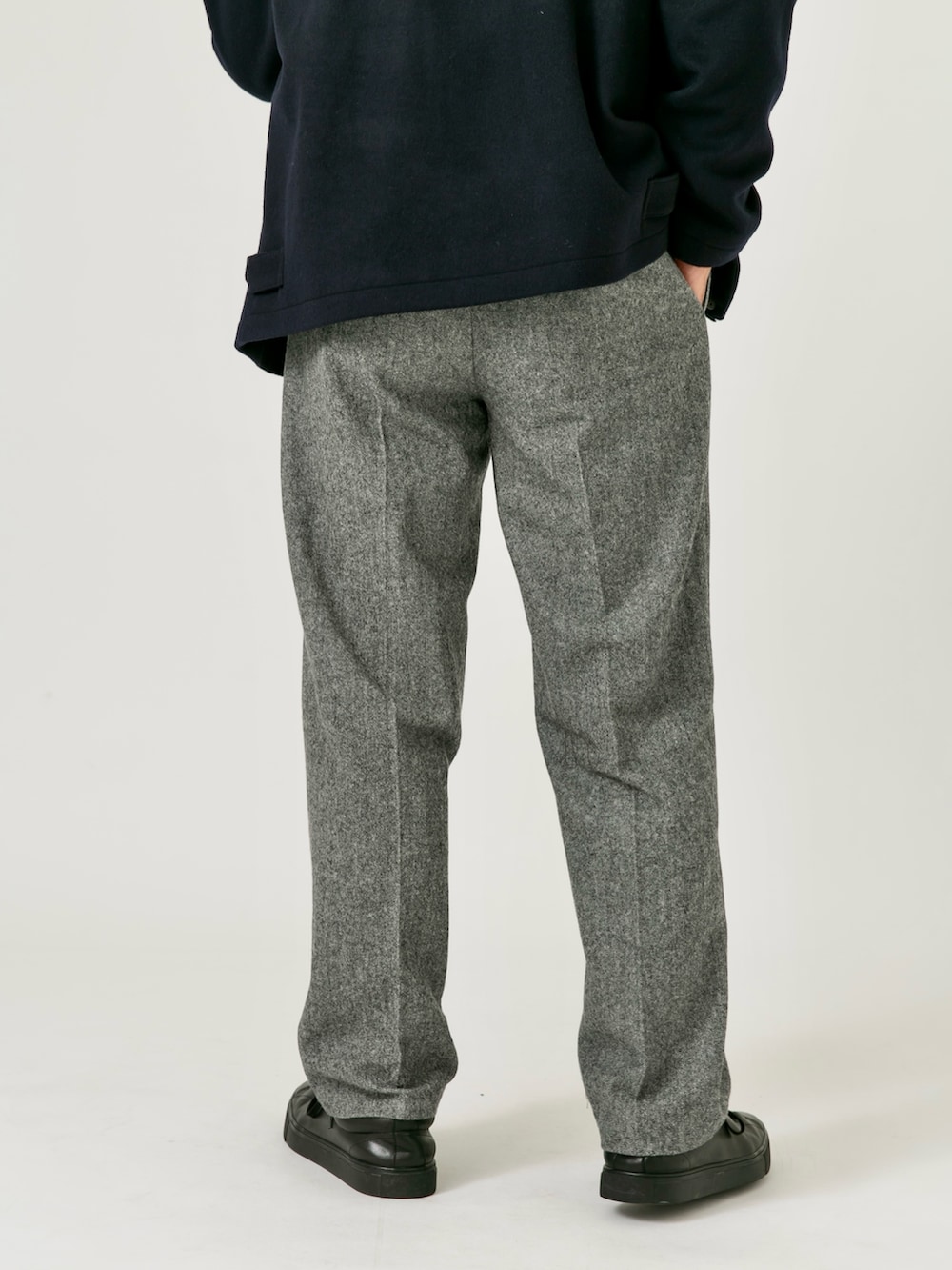 ブルー系のブルゾン、グレー系のその他パンツ、ホワイト系のシャツ/ブラウスを着用したメンズの秋コーディネートの8枚目の写真