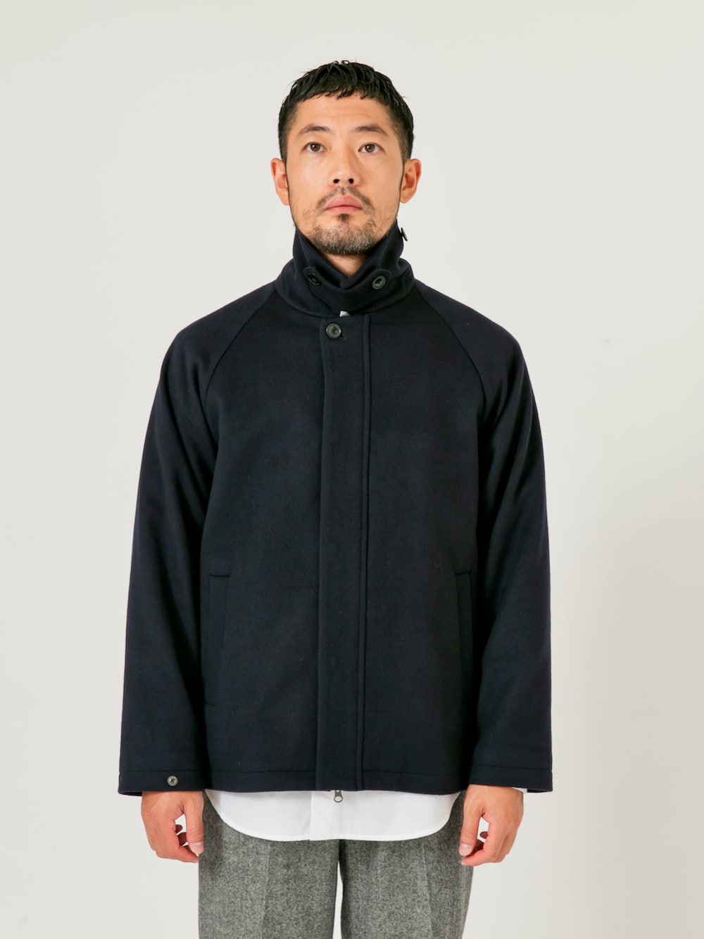 ブルー系のブルゾン、グレー系のその他パンツ、ホワイト系のシャツ/ブラウスを着用したメンズの秋コーディネートの6枚目の写真