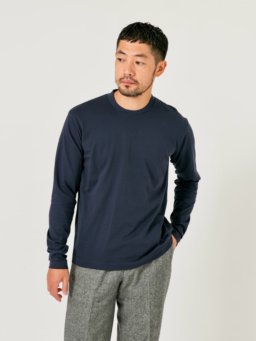 ブルー系のブルゾン、グレー系のその他パンツ、ホワイト系のシャツ/ブラウスを着用したメンズの秋コーディネートの10枚目の写真