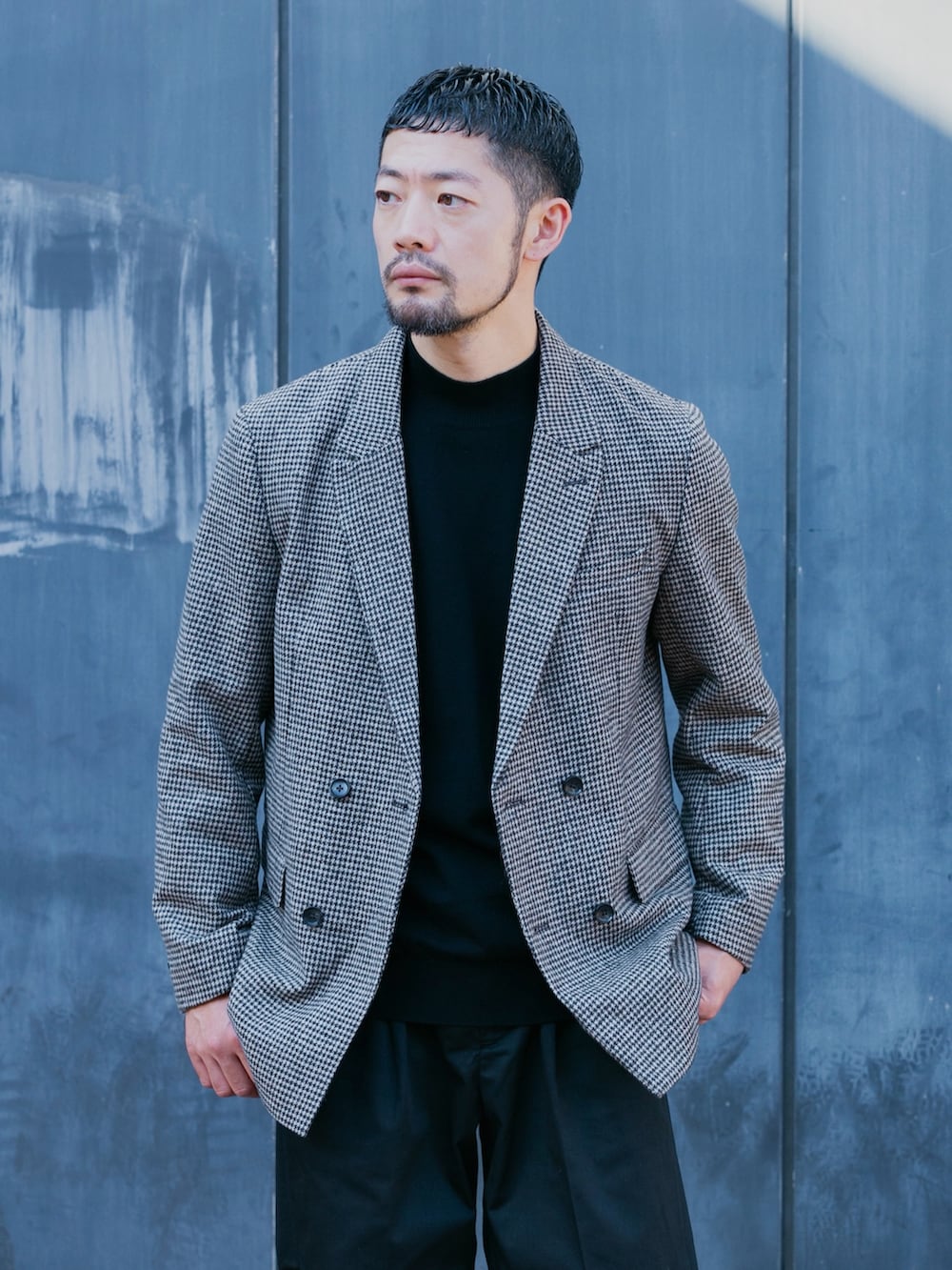 ブラック系のニット/セーター、ブラック系のその他パンツ、その他のテーラードジャケットを着用したメンズの秋コーディネートの3枚目の写真