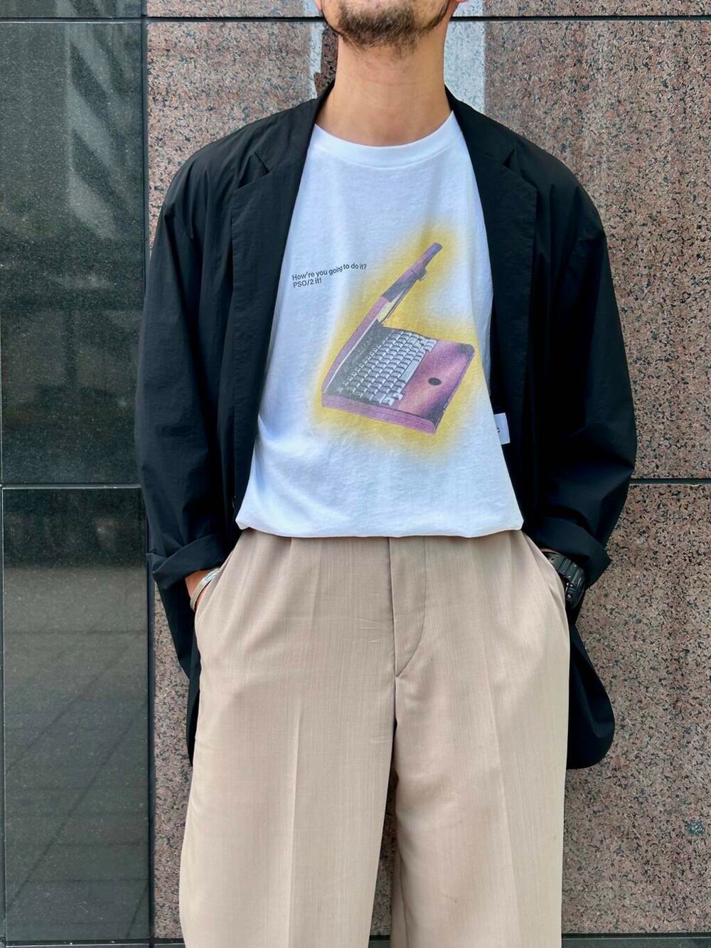 ブラック系のサンダル、ブラック系のその他アウター、ホワイト系のTシャツ/カットソーを着用したメンズの夏コーディネートの5枚目の写真