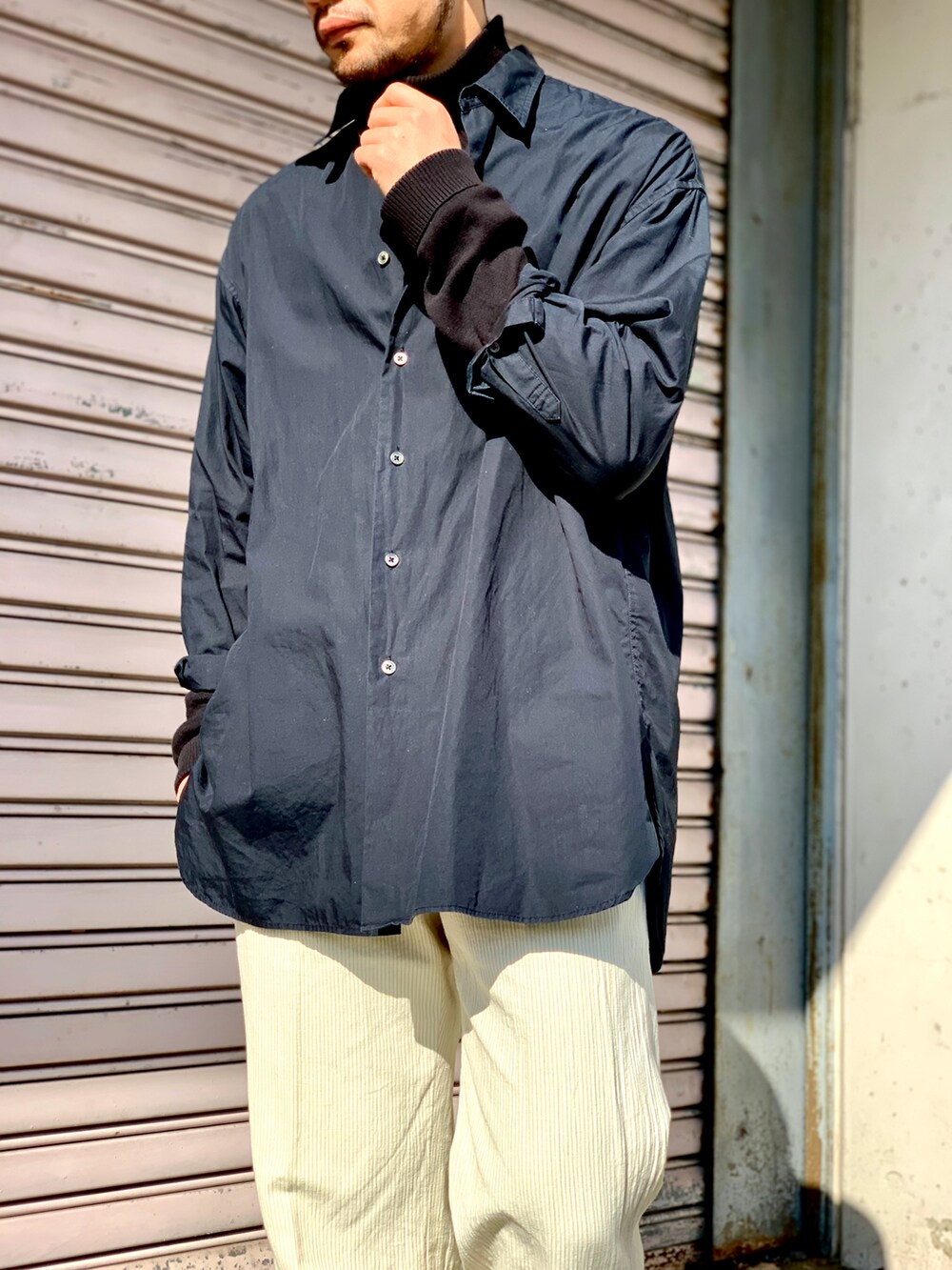 「キャップ、シャツスタイル、レイヤードスタイル、ドライバーズニット、スラックス、白パンツ、革靴、ブーツ、白黒、ビッグシルエット、休日スタイル、ゆるコーデ、古着MIX、HERMES、大人カジュアル」｜「FreshServiceのCorporate Cap（キャップ、ブルー系）」を使った、maatttssuさん（メンズ・173cm）の冬コーディネートの2枚目の写真