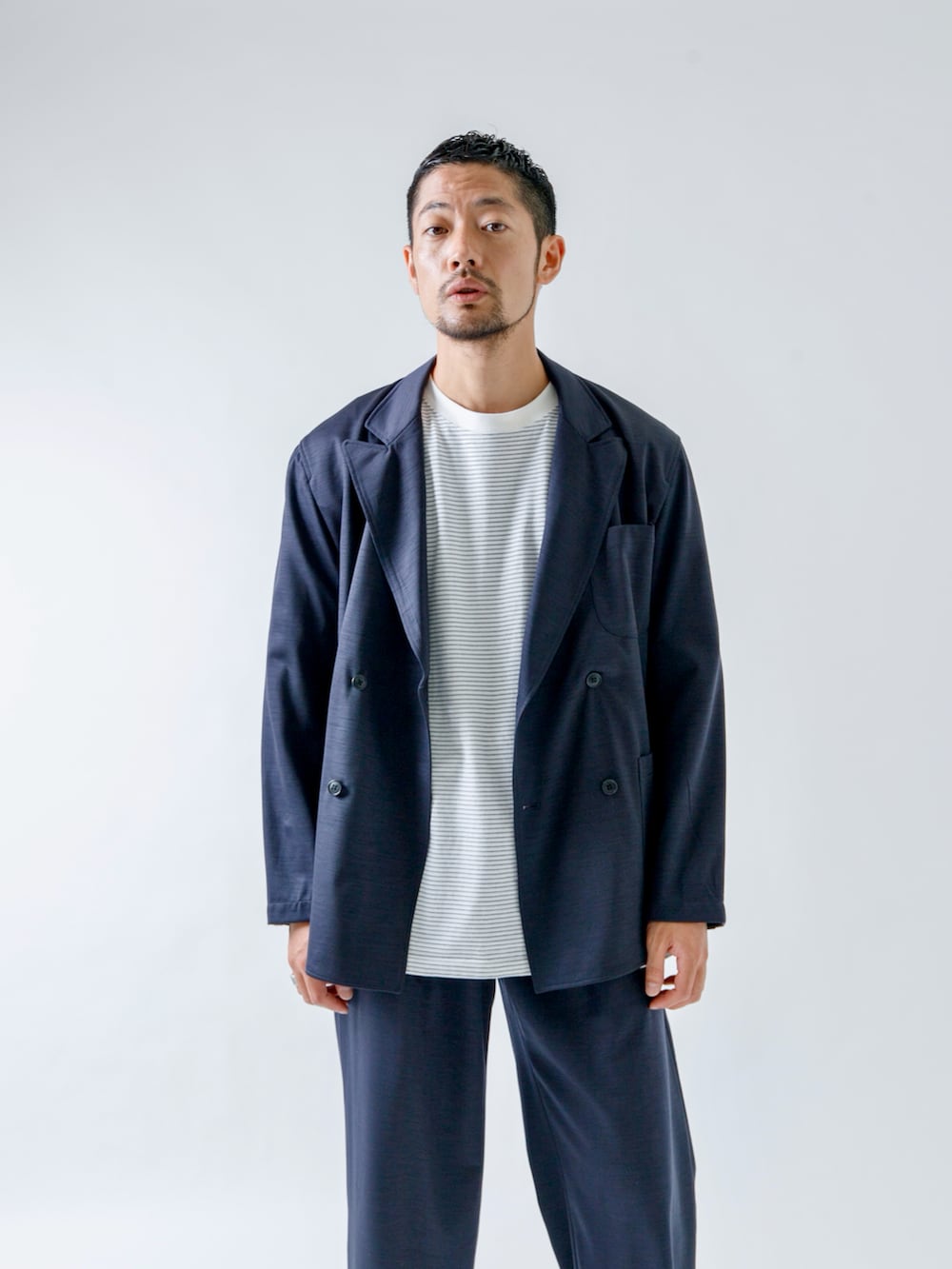 ブルー系のその他アウター、ホワイト系のTシャツ/カットソー、ブルー系のその他パンツを着用したメンズの秋コーディネートの2枚目の写真