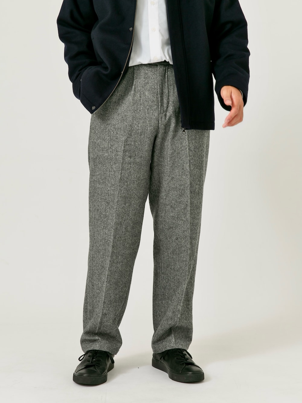 ブルー系のブルゾン、グレー系のその他パンツ、ホワイト系のシャツ/ブラウスを着用したメンズの秋コーディネートの7枚目の写真