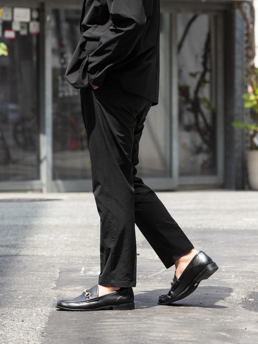 ブラック系のセットアップ、ホワイト系のTシャツ/カットソーを着用したメンズの秋コーディネートの7枚目の写真