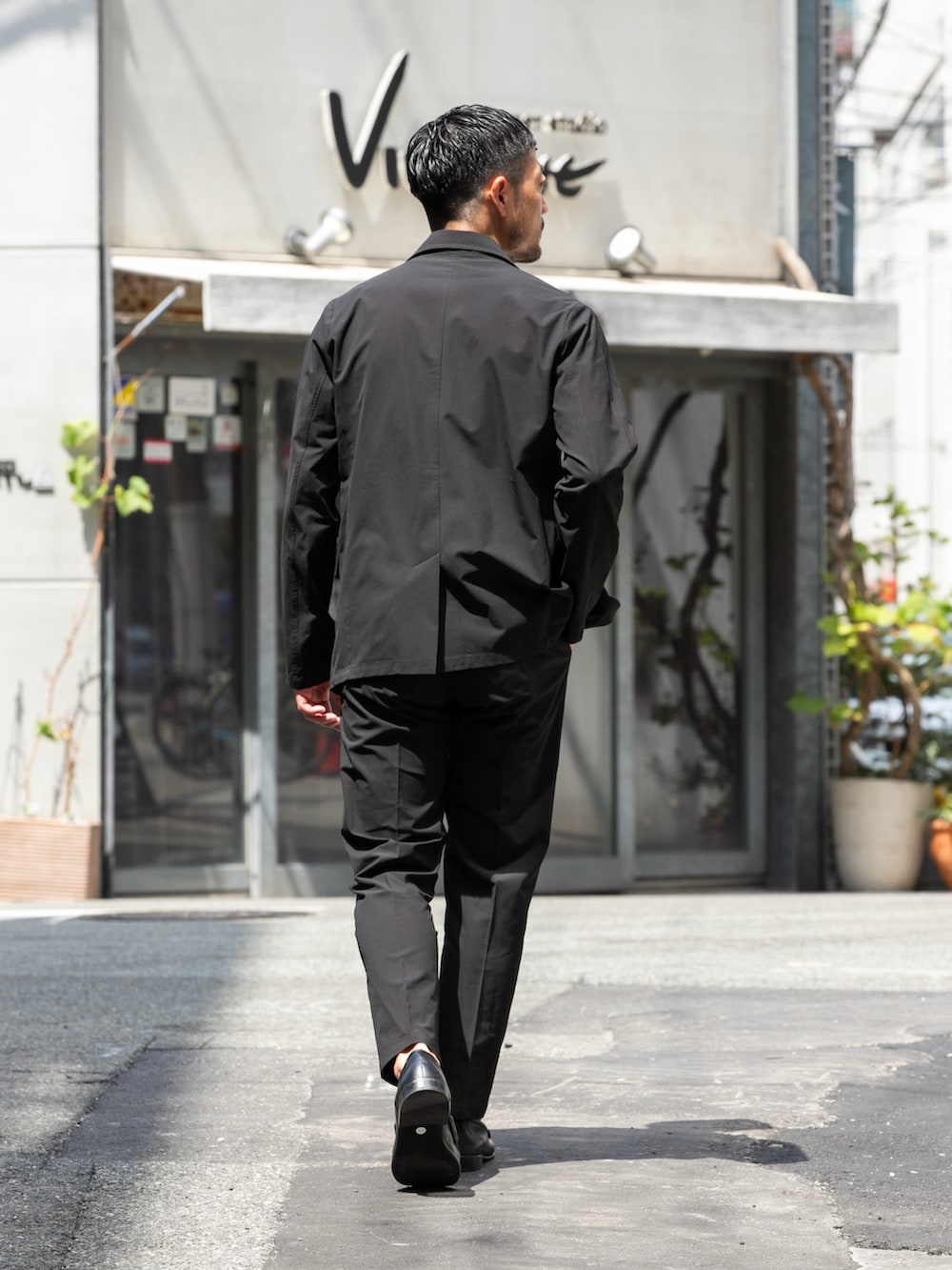 ブラック系のセットアップ、ホワイト系のTシャツ/カットソーを着用したメンズの秋コーディネートの2枚目の写真