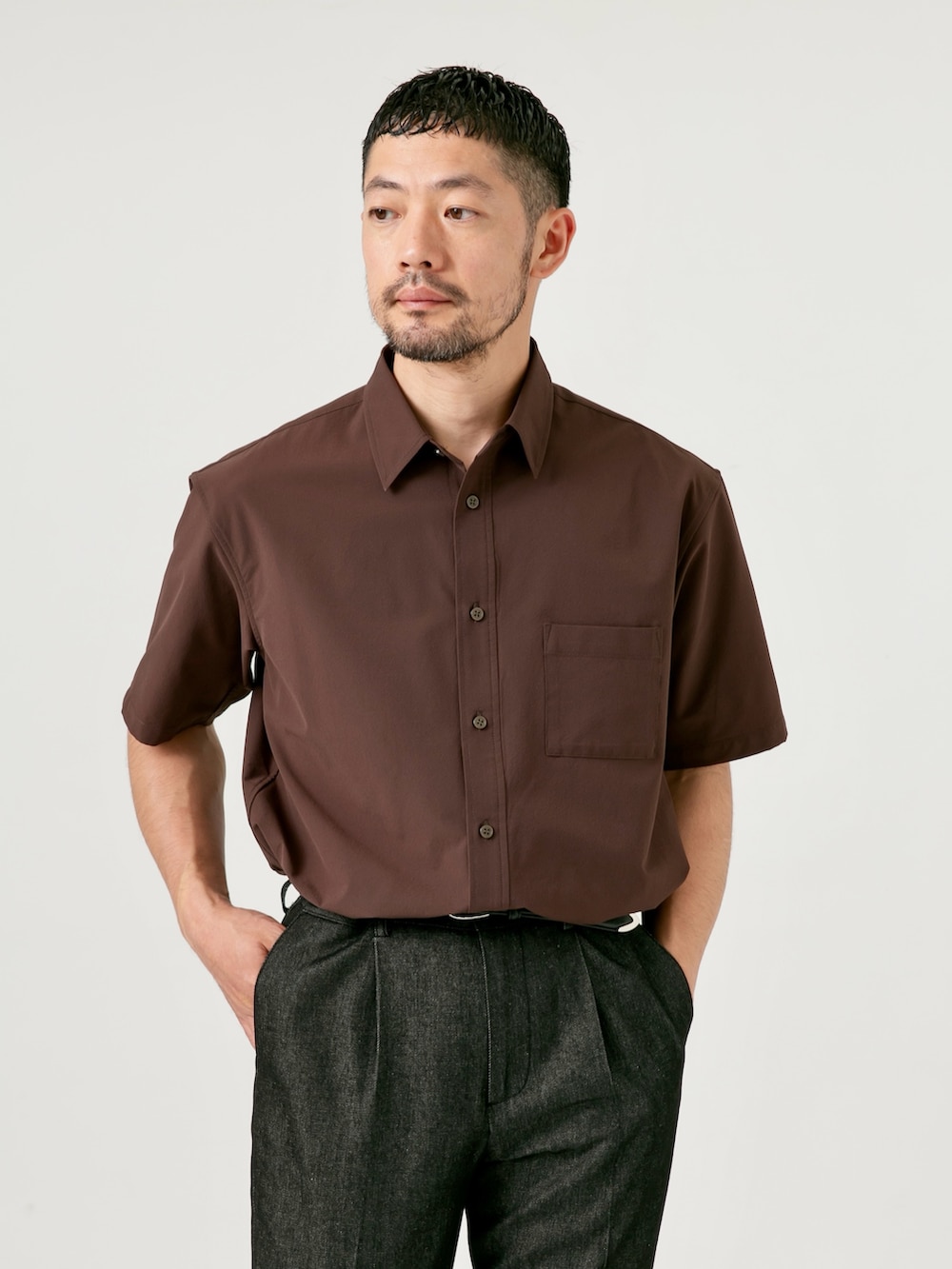 「秋服準備はじめました、シャツスタイル、きれいめカジュアル、スラックス、シンプルコーデ、秋コーデ、最旬ブラウンコーデ、オトナカジュアル、お出かけコーデ、大人カジュアル、デニム、アラフォー、アラフォーコーデ、ブラウン、st2508」｜「URBAN RESEARCH ROSSO MENの『XLサイズあり』マイクロサッカーレギュラーカラー半袖シャツ（シャツ/ブラウス、ブラウン系）」を使った、maatttssuさん（メンズ・173cm）の秋コーディネートの3枚目の写真