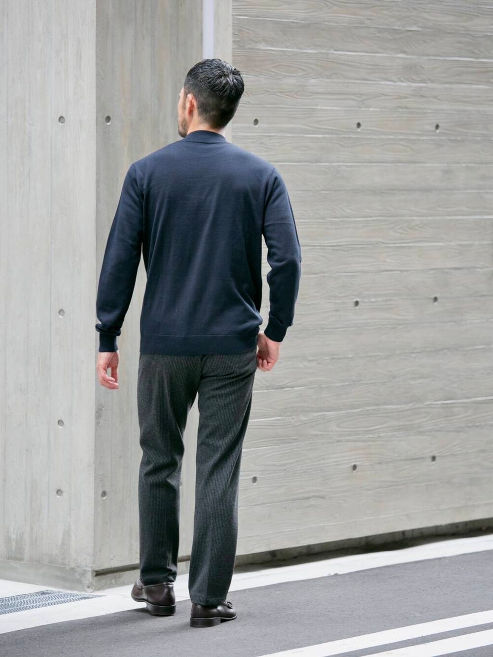 ブルー系のニット/セーター、ブラック系のその他パンツを着用したメンズの冬コーディネートの2枚目の写真
