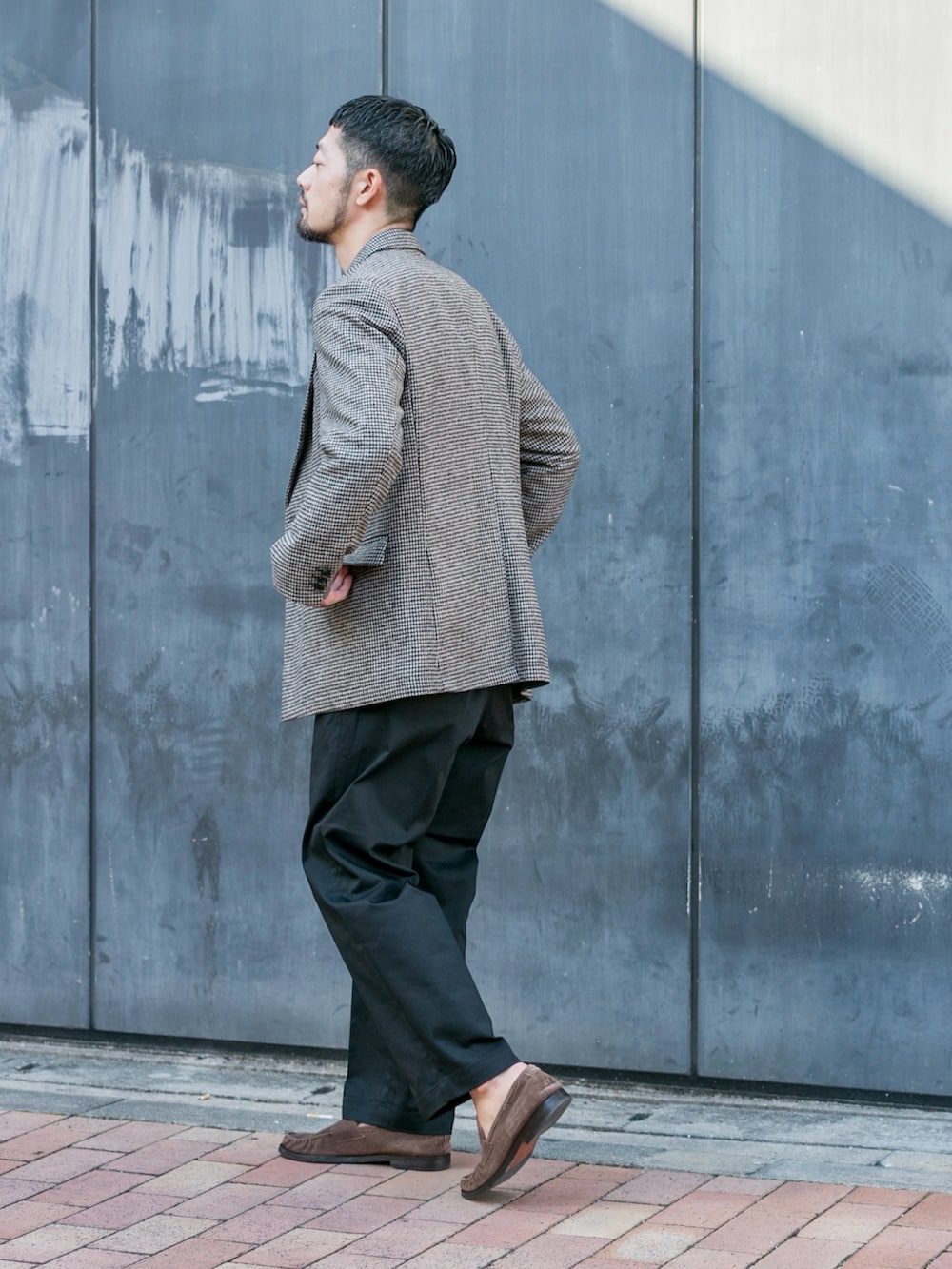 ブラック系のニット/セーター、ブラック系のその他パンツ、その他のテーラードジャケットを着用したメンズの秋コーディネートの2枚目の写真