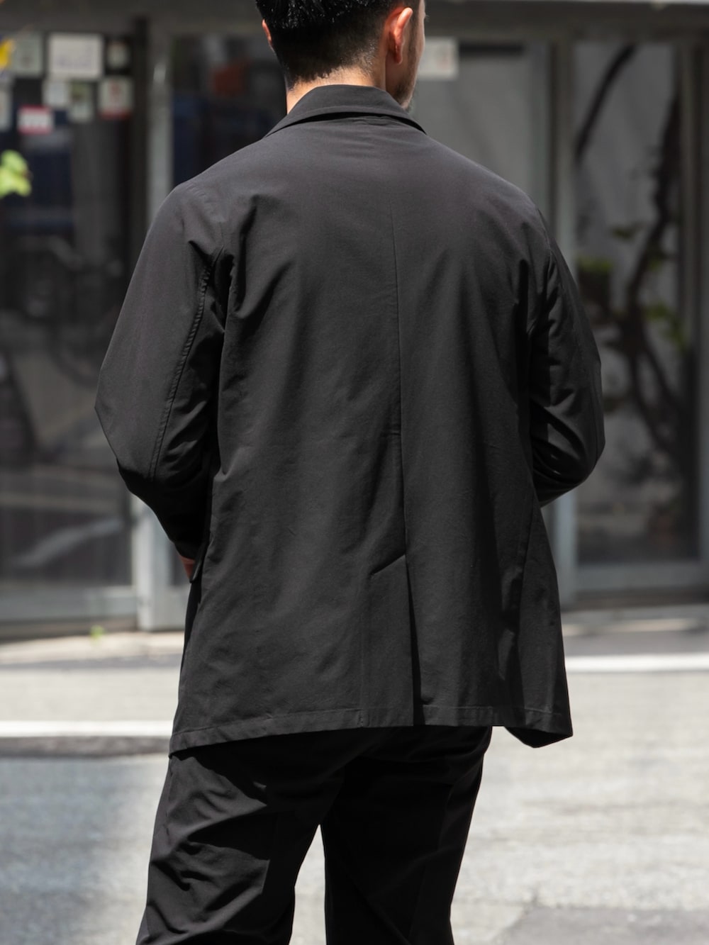 ブラック系のセットアップ、ホワイト系のTシャツ/カットソーを着用したメンズの秋コーディネートの5枚目の写真