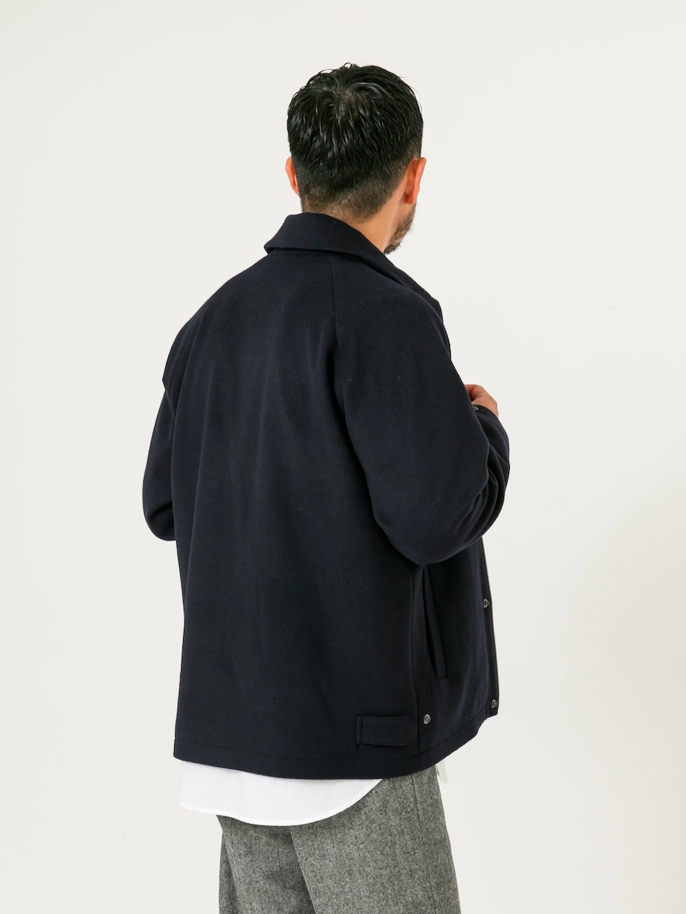 ブルー系のブルゾン、グレー系のその他パンツ、ホワイト系のシャツ/ブラウスを着用したメンズの秋コーディネートの5枚目の写真