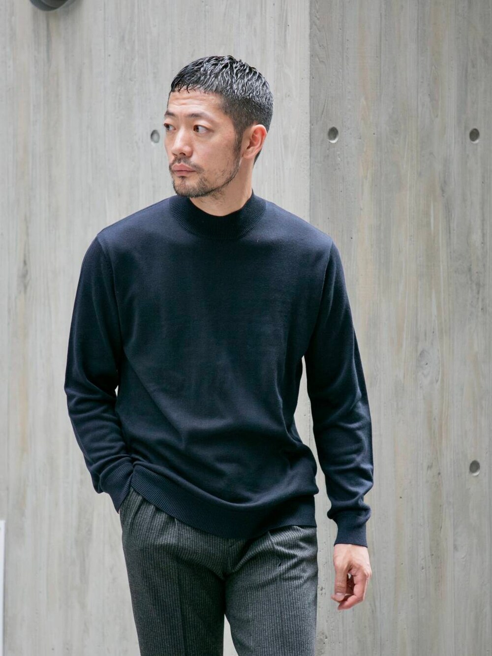 ブルー系のニット/セーター、ブラック系のその他パンツを着用したメンズの冬コーディネートの3枚目の写真