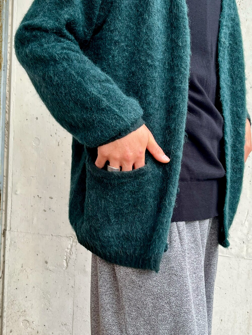 ブラック系のニット/セーター、グリーン系のカーディガン/ボレロ、グレー系のパンツを着用したメンズの秋コーディネートの4枚目の写真