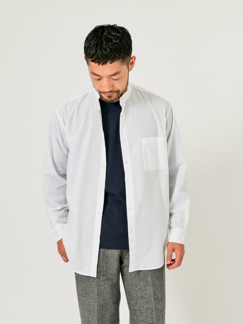 ブルー系のブルゾン、グレー系のその他パンツ、ホワイト系のシャツ/ブラウスを着用したメンズの秋コーディネートの9枚目の写真