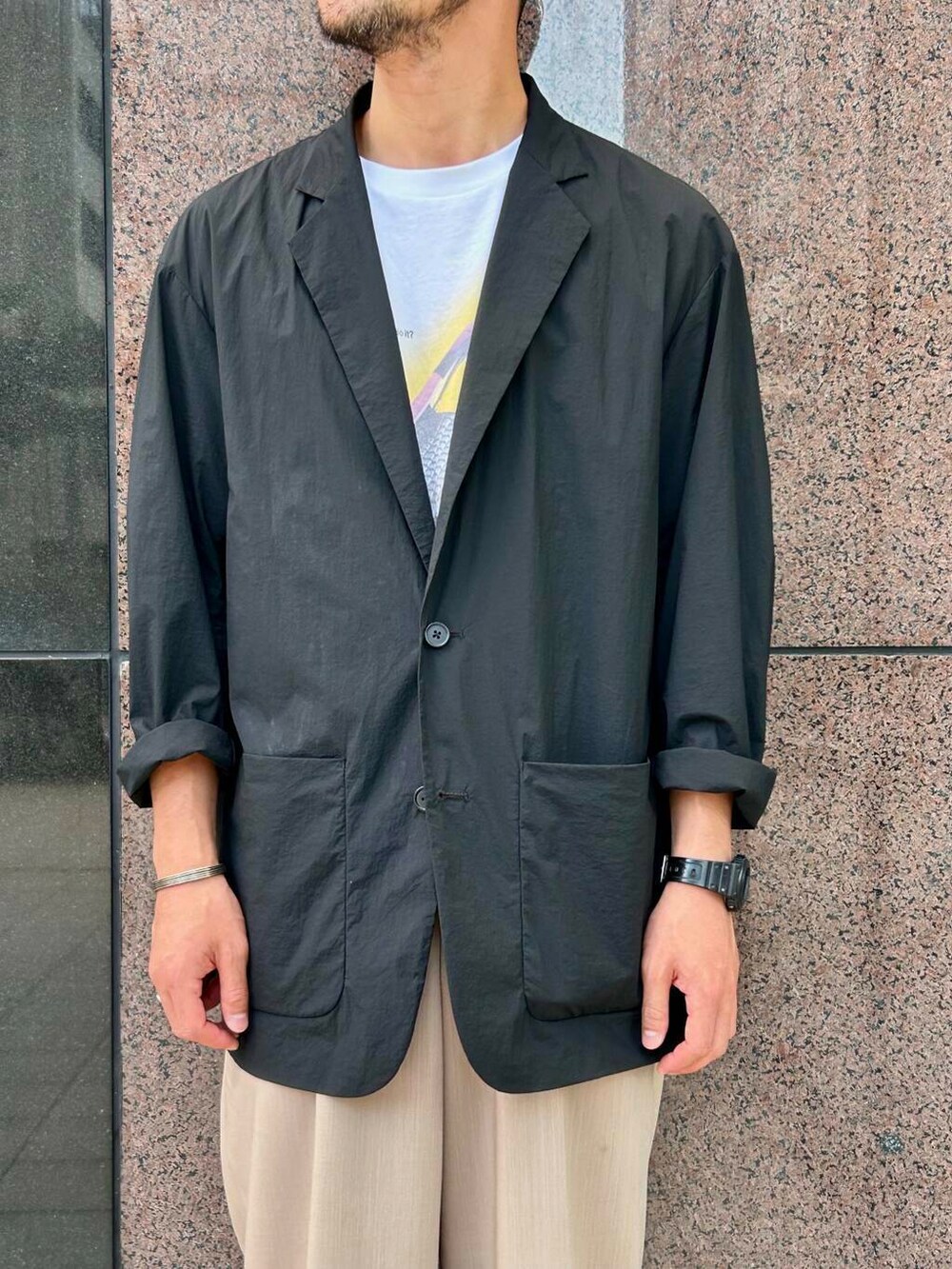 ブラック系のサンダル、ブラック系のその他アウター、ホワイト系のTシャツ/カットソーを着用したメンズの夏コーディネートの3枚目の写真