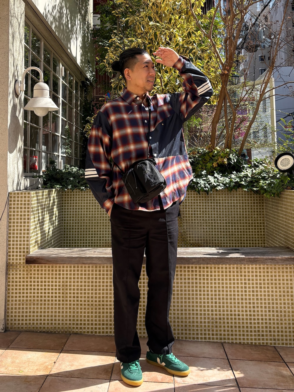 グリーン系のスニーカー、その他のシャツ/ブラウス、ブラック系のショルダーバッグを着用したメンズの春コーディネートの3枚目の写真