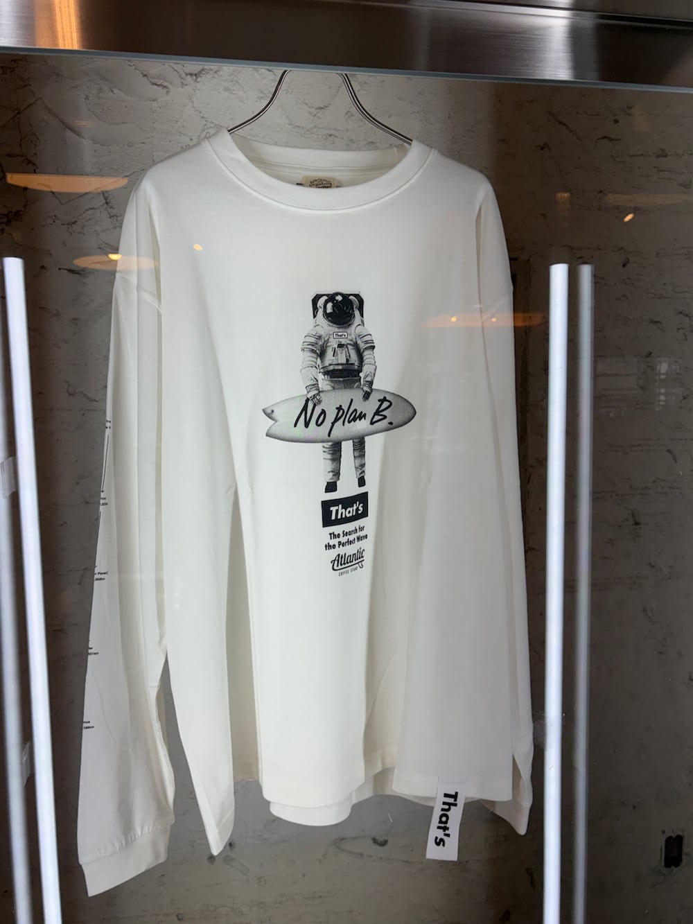 ホワイト系のTシャツ/カットソー、グレー系のその他パンツ、ブラック系のスニーカーを着用したメンズの夏コーディネートの2枚目の写真