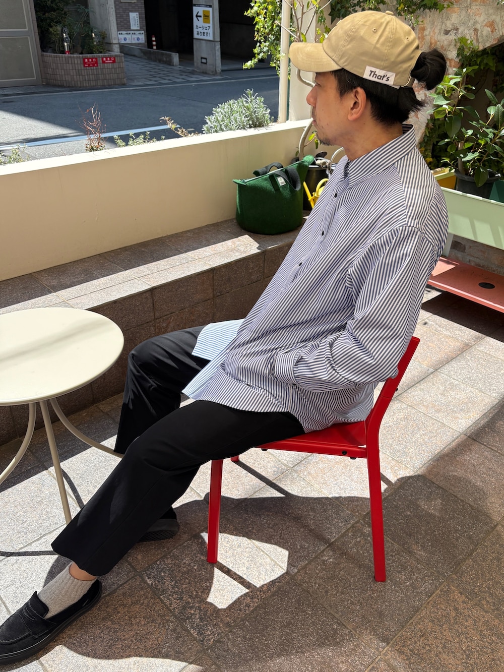 ブルー系のシャツ/ブラウス、ブラック系のその他パンツ、ベージュ系のキャップを着用したメンズの春コーディネートの3枚目の写真