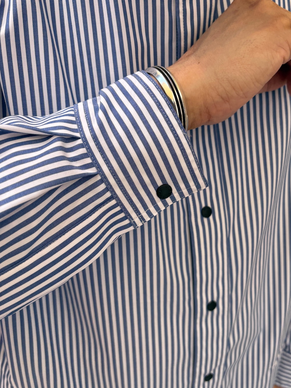 ブルー系のシャツ/ブラウス、ブラック系のその他パンツ、ベージュ系のキャップを着用したメンズの春コーディネートの4枚目の写真