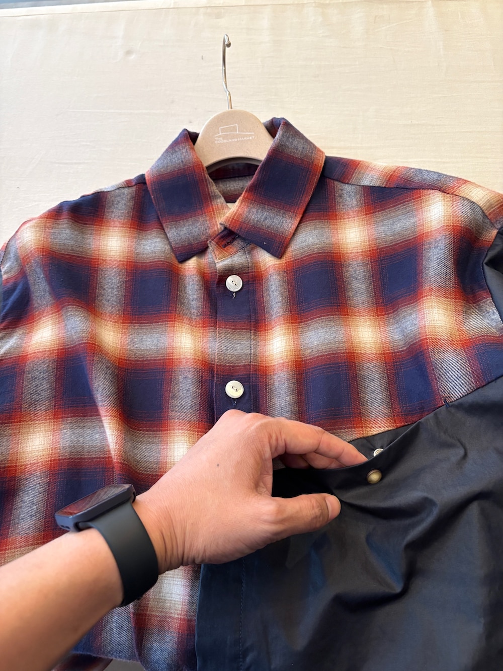 グリーン系のスニーカー、その他のシャツ/ブラウス、ブラック系のショルダーバッグを着用したメンズの春コーディネートの6枚目の写真