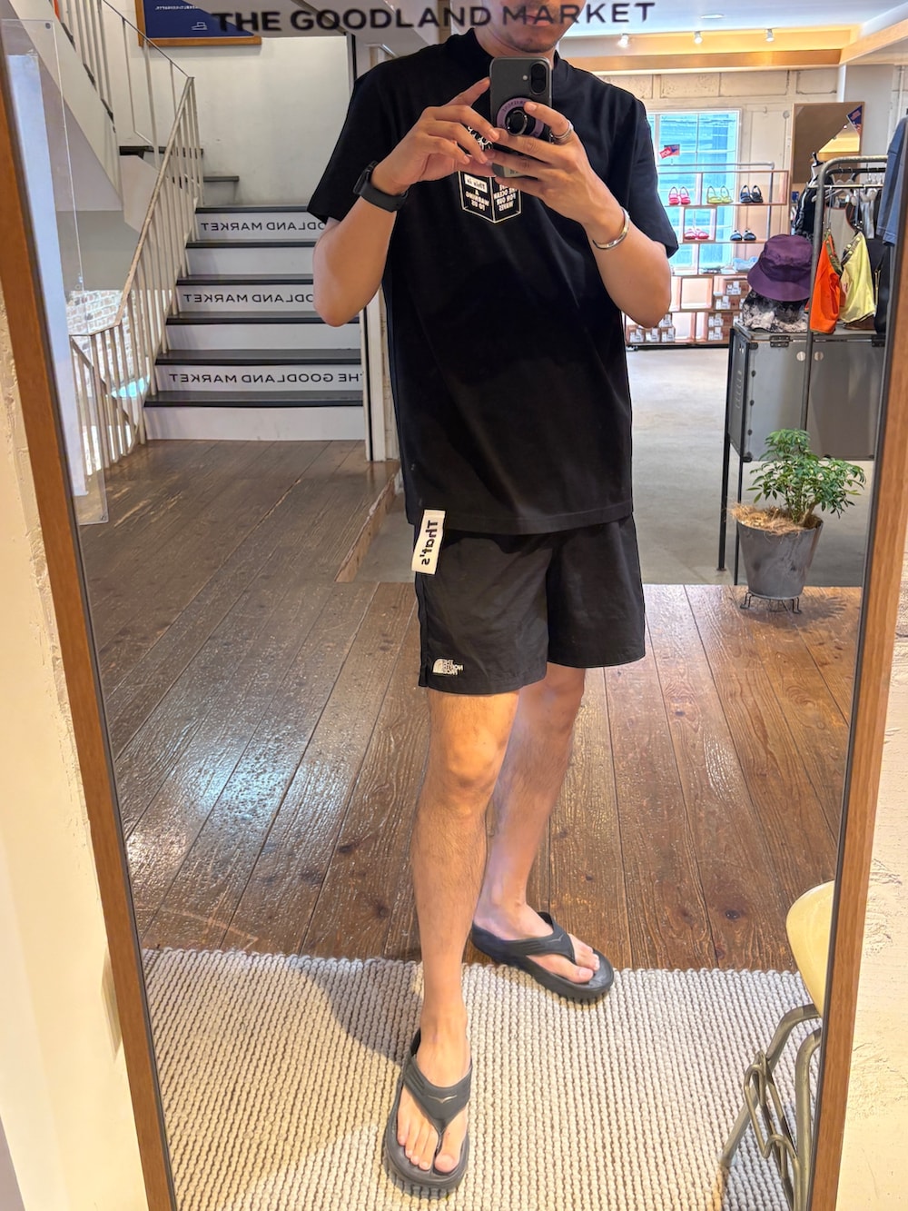 ブラック系のTシャツ/カットソー、ブルー系のハットを着用したメンズの夏コーディネートの5枚目の写真