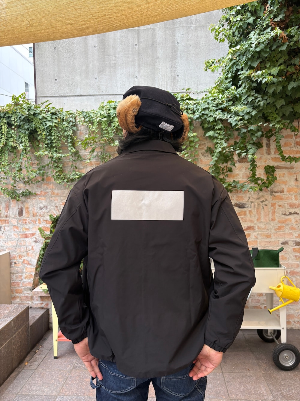 ブラック系のブルゾンを着用したメンズの冬コーディネートの4枚目の写真