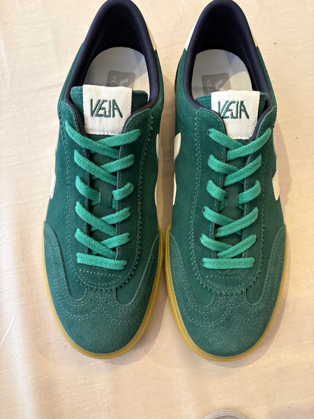 グリーン系のスニーカー、その他のシャツ/ブラウス、ブラック系のショルダーバッグを着用したメンズの春コーディネートの7枚目の写真