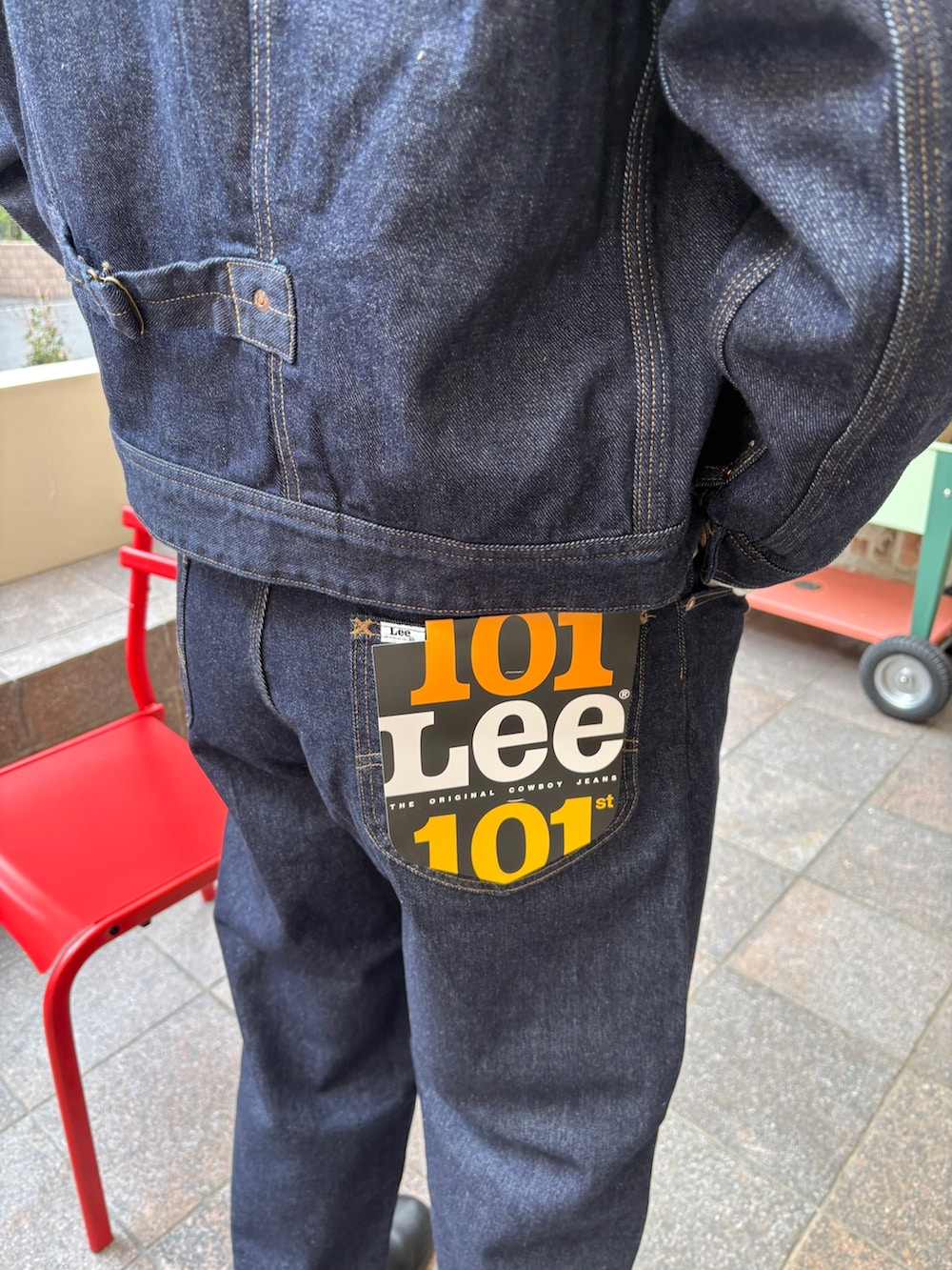 ブルー系のデニムパンツ、ブルー系のデニムジャケット、ホワイト系のTシャツ/カットソーを着用したメンズの冬コーディネートの3枚目の写真