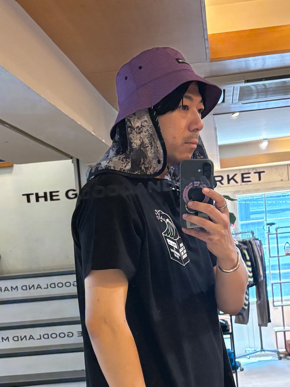 ブラック系のTシャツ/カットソー、ブルー系のハットを着用したメンズの夏コーディネートの3枚目の写真
